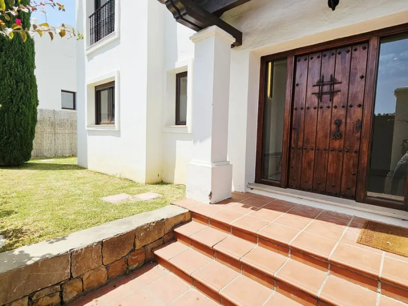 Exclusive villa in Azata Golf, Estepona – Spacious, bright and with private pool!!