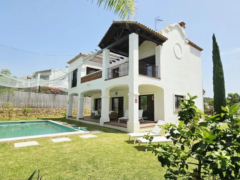 Exclusive villa in Azata Golf, Estepona – Spacious, bright and with private pool!!