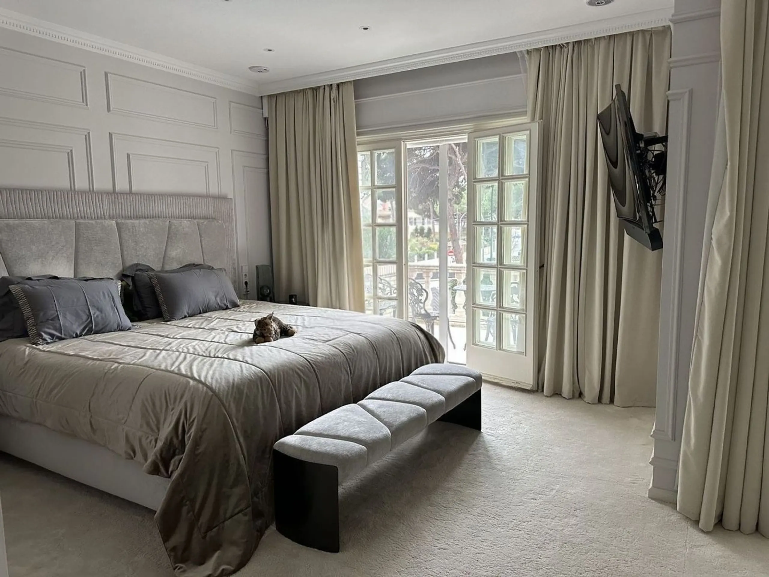 Exclusive contemporary villa near the sea in La Pineda, Castelldefels