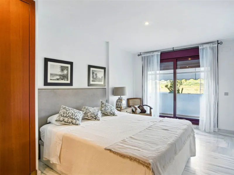 Elegant West-Facing Duplex Penthouse in Parque Botánico, Benahavis, with Touristica Licence.