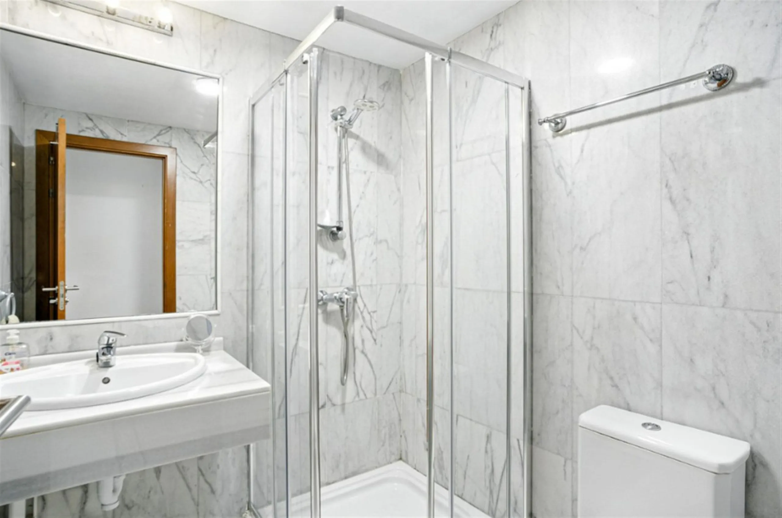 Elegant West-Facing Duplex Penthouse in Parque Botánico, Benahavis, with Touristica Licence.