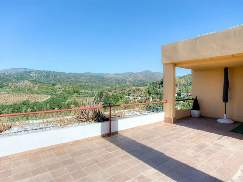 Elegant West-Facing Duplex Penthouse in Parque Botánico, Benahavis, with Touristica Licence.