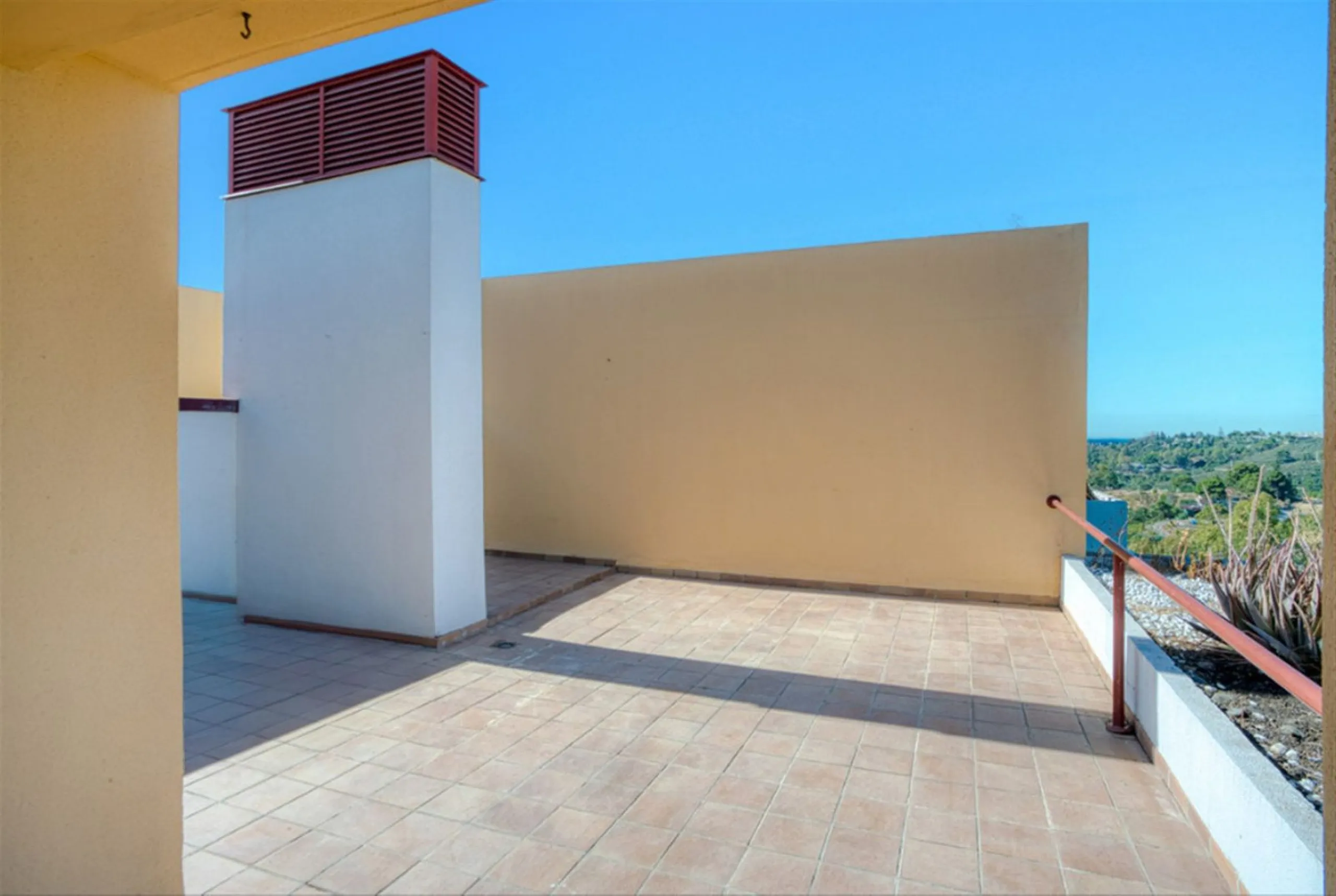 Elegant West-Facing Duplex Penthouse in Parque Botánico, Benahavis, with Touristica Licence.