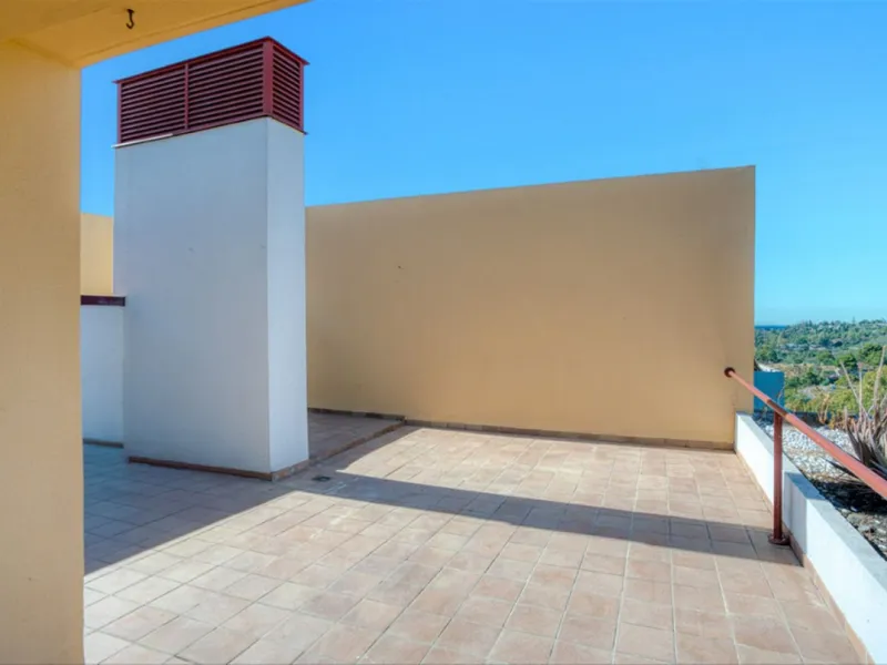 Elegant West-Facing Duplex Penthouse in Parque Botánico, Benahavis, with Touristica Licence.