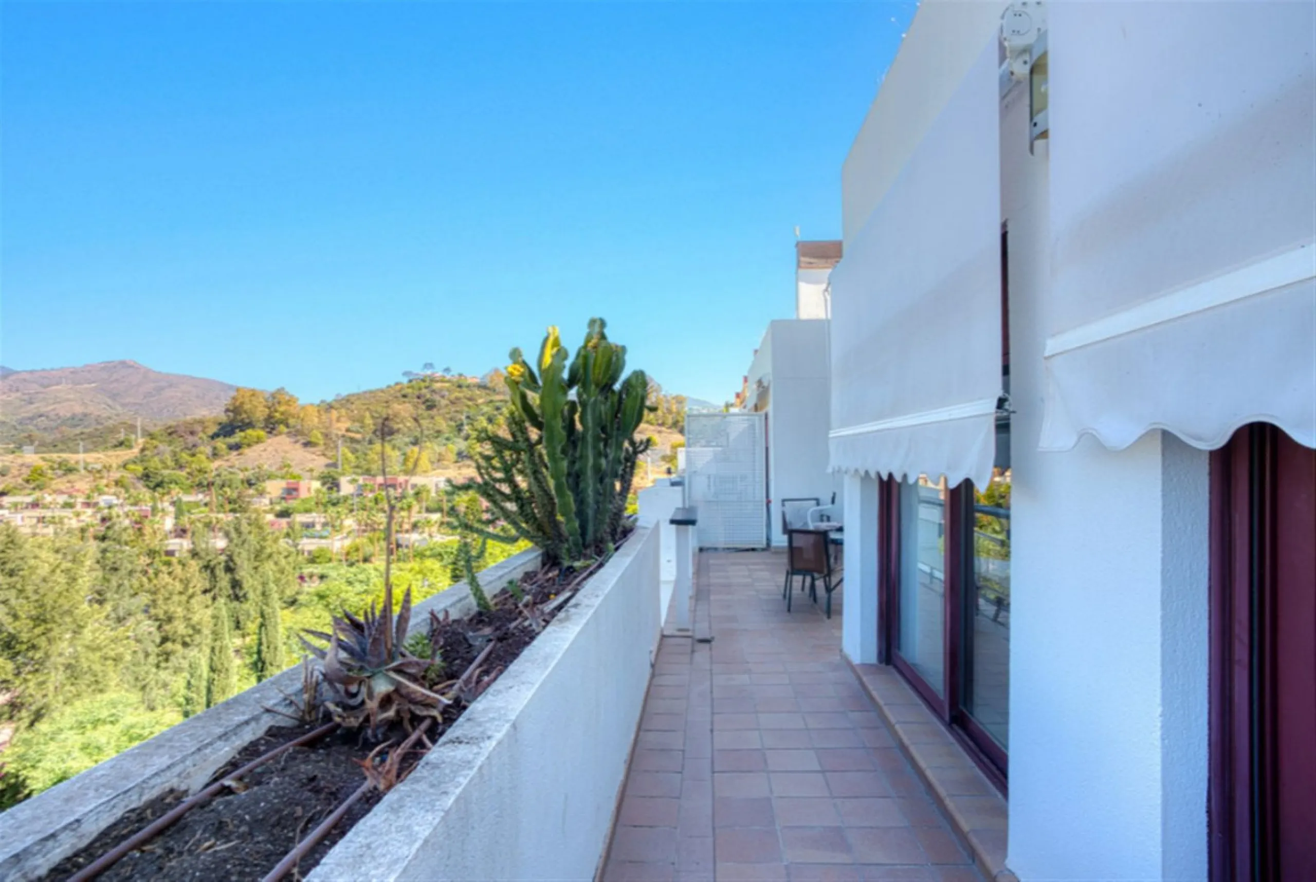 Elegant West-Facing Duplex Penthouse in Parque Botánico, Benahavis, with Touristica Licence.