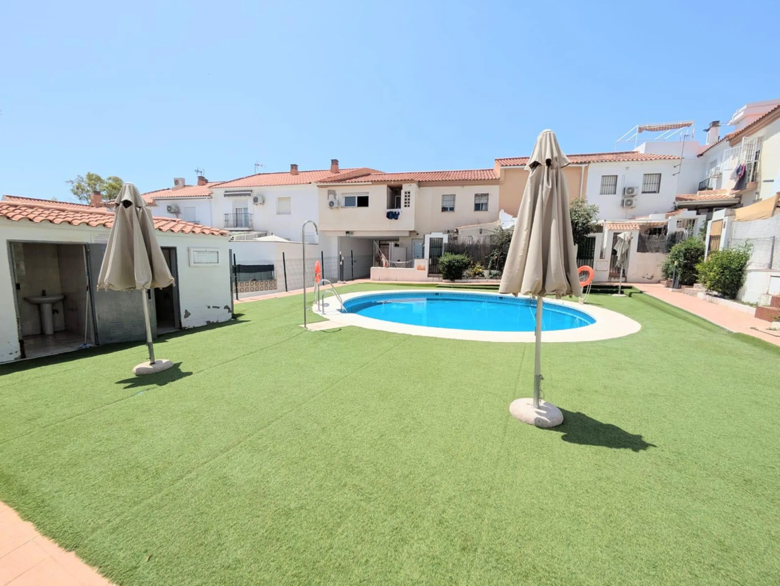 House - Townhouse в продаже в Torremolinos, Málaga. В доме 3 спален и 2 ванных комнат. Площадь дома 119 м². Площадь участка 8 м²