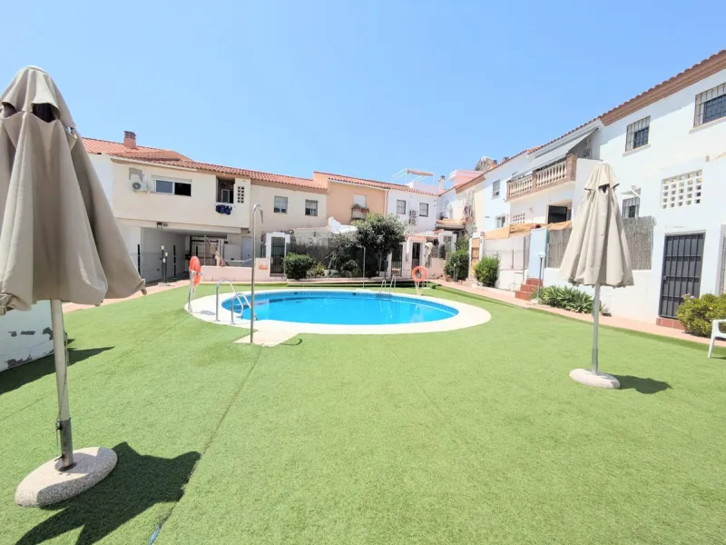 House - Townhouse в продаже в Torremolinos, Málaga. В доме 3 спален и 2 ванных комнат. Площадь дома 119 м². Площадь участка 8 м²