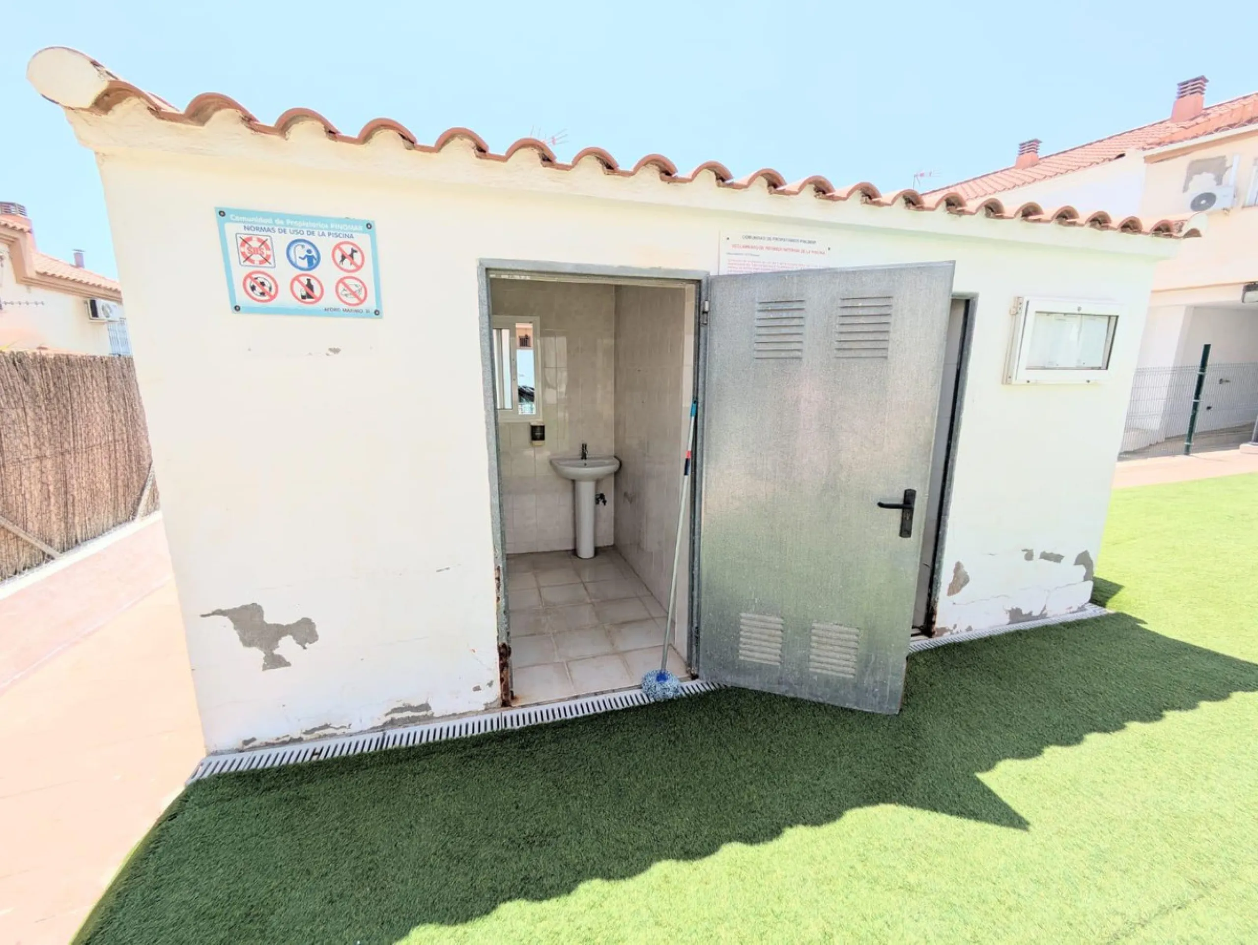 House - Townhouse в продаже в Torremolinos, Málaga. В доме 3 спален и 2 ванных комнат. Площадь дома 119 м². Площадь участка 8 м²