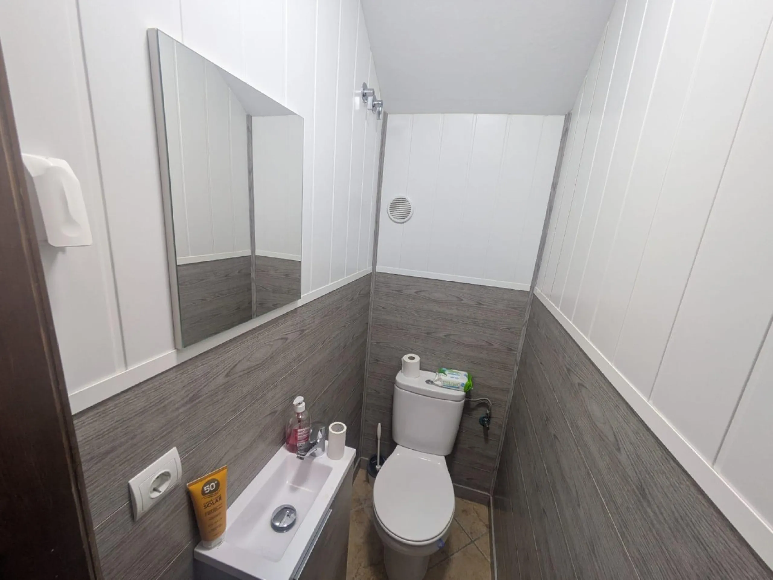 House - Townhouse в продаже в Torremolinos, Málaga. В доме 3 спален и 2 ванных комнат. Площадь дома 119 м². Площадь участка 8 м²