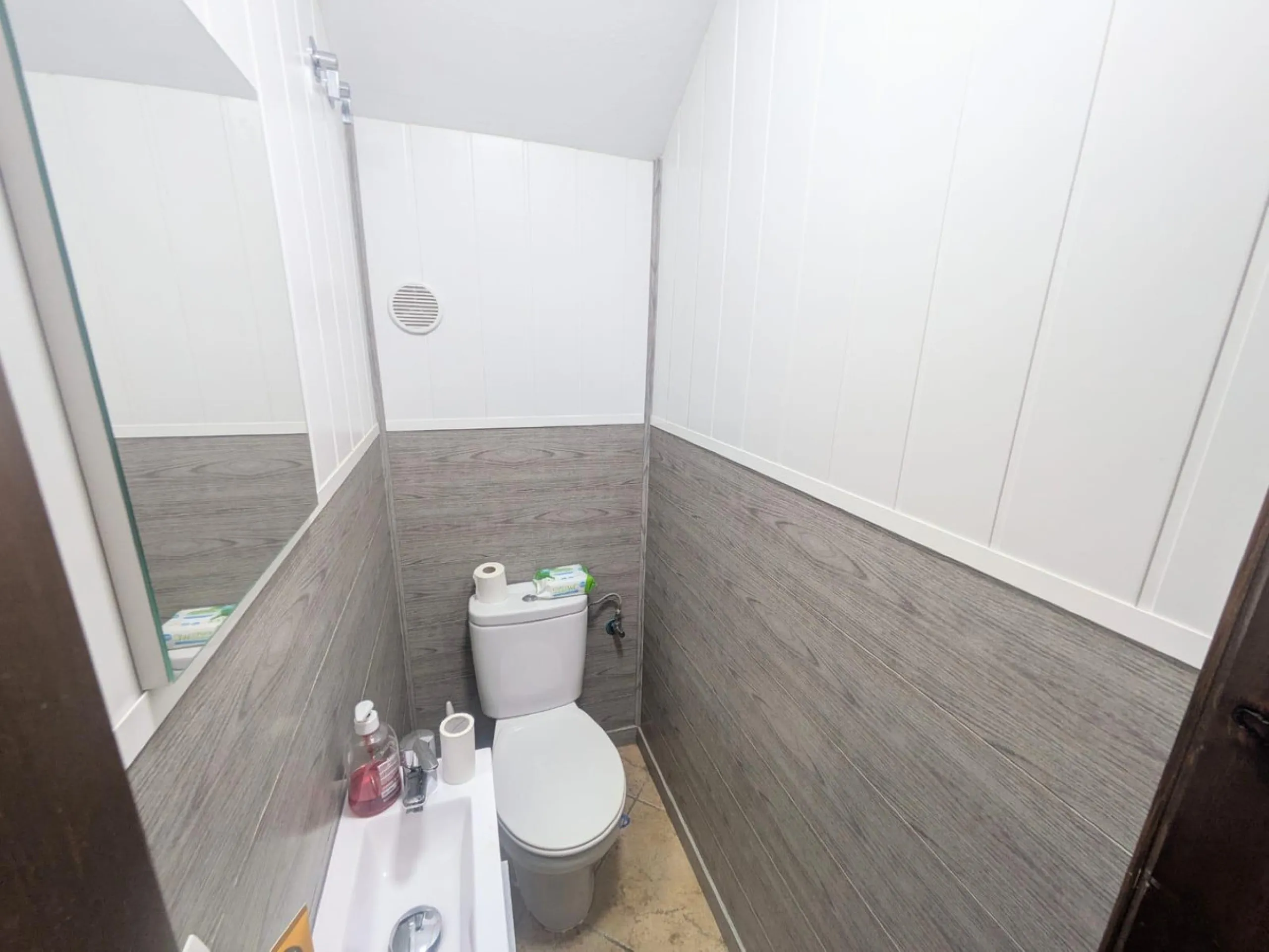 House - Townhouse в продаже в Torremolinos, Málaga. В доме 3 спален и 2 ванных комнат. Площадь дома 119 м². Площадь участка 8 м²