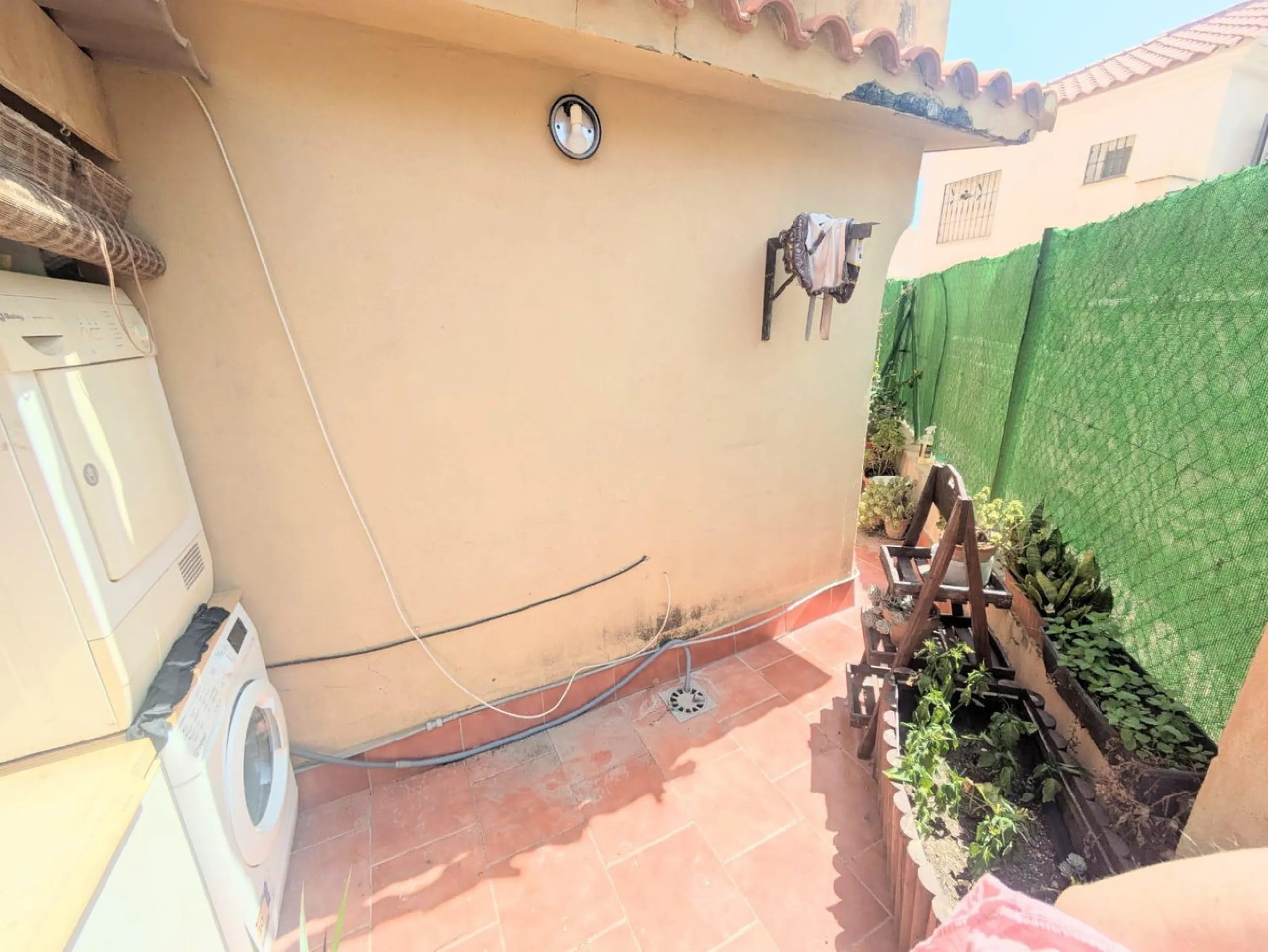 House - Townhouse в продаже в Torremolinos, Málaga. В доме 3 спален и 2 ванных комнат. Площадь дома 119 м². Площадь участка 8 м²