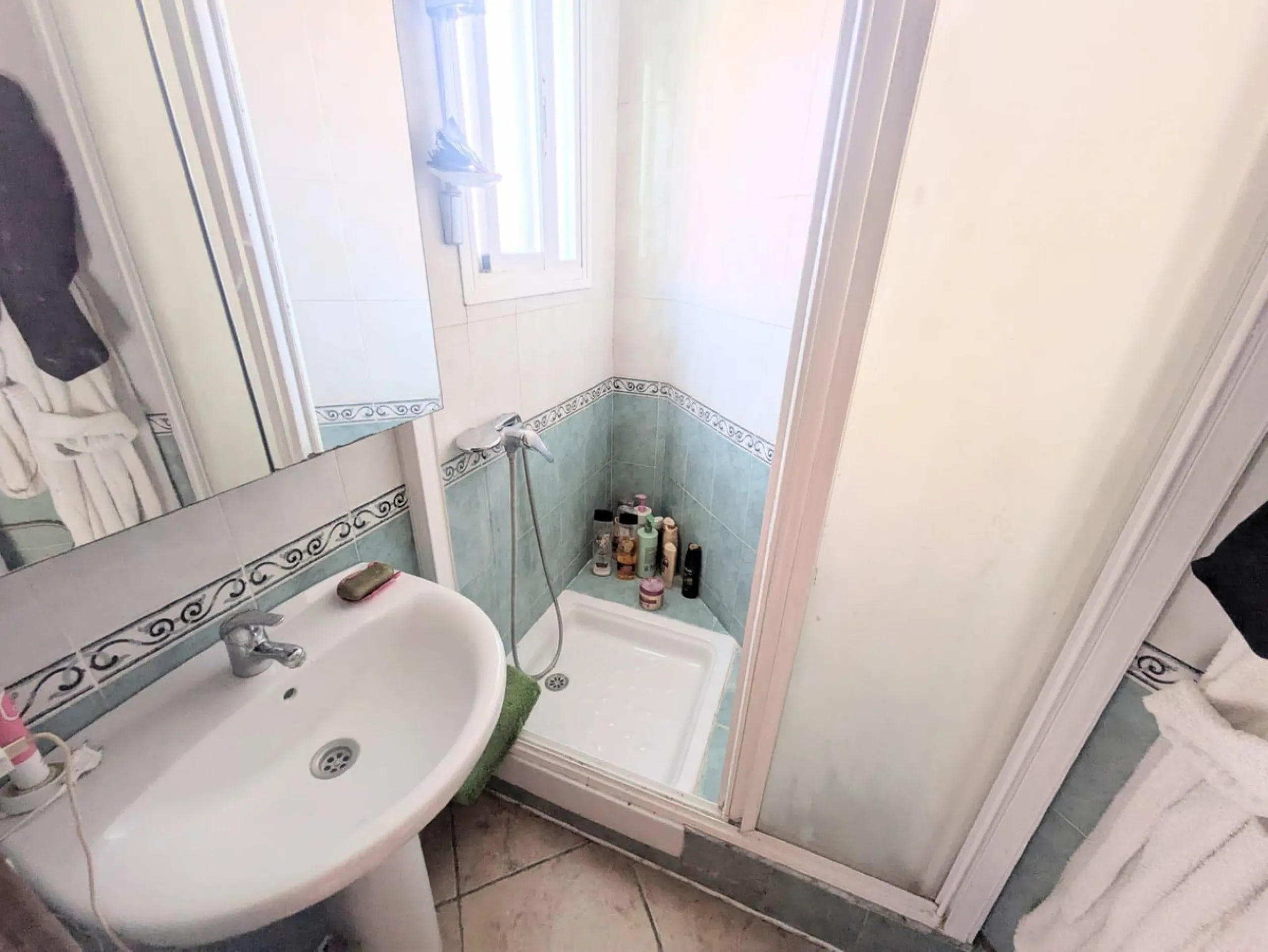 House - Townhouse в продаже в Torremolinos, Málaga. В доме 3 спален и 2 ванных комнат. Площадь дома 119 м². Площадь участка 8 м²