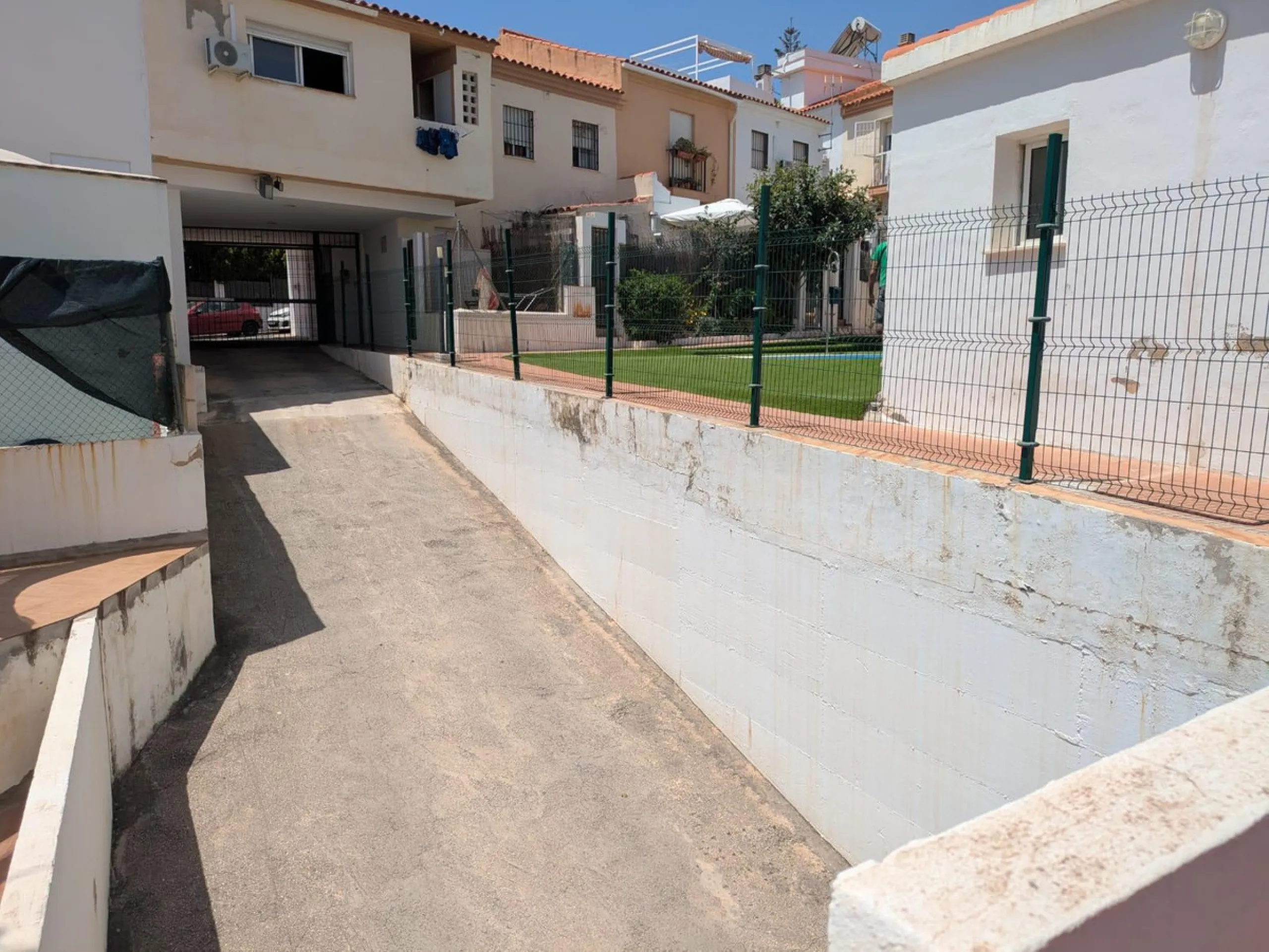 House - Townhouse в продаже в Torremolinos, Málaga. В доме 3 спален и 2 ванных комнат. Площадь дома 119 м². Площадь участка 8 м²