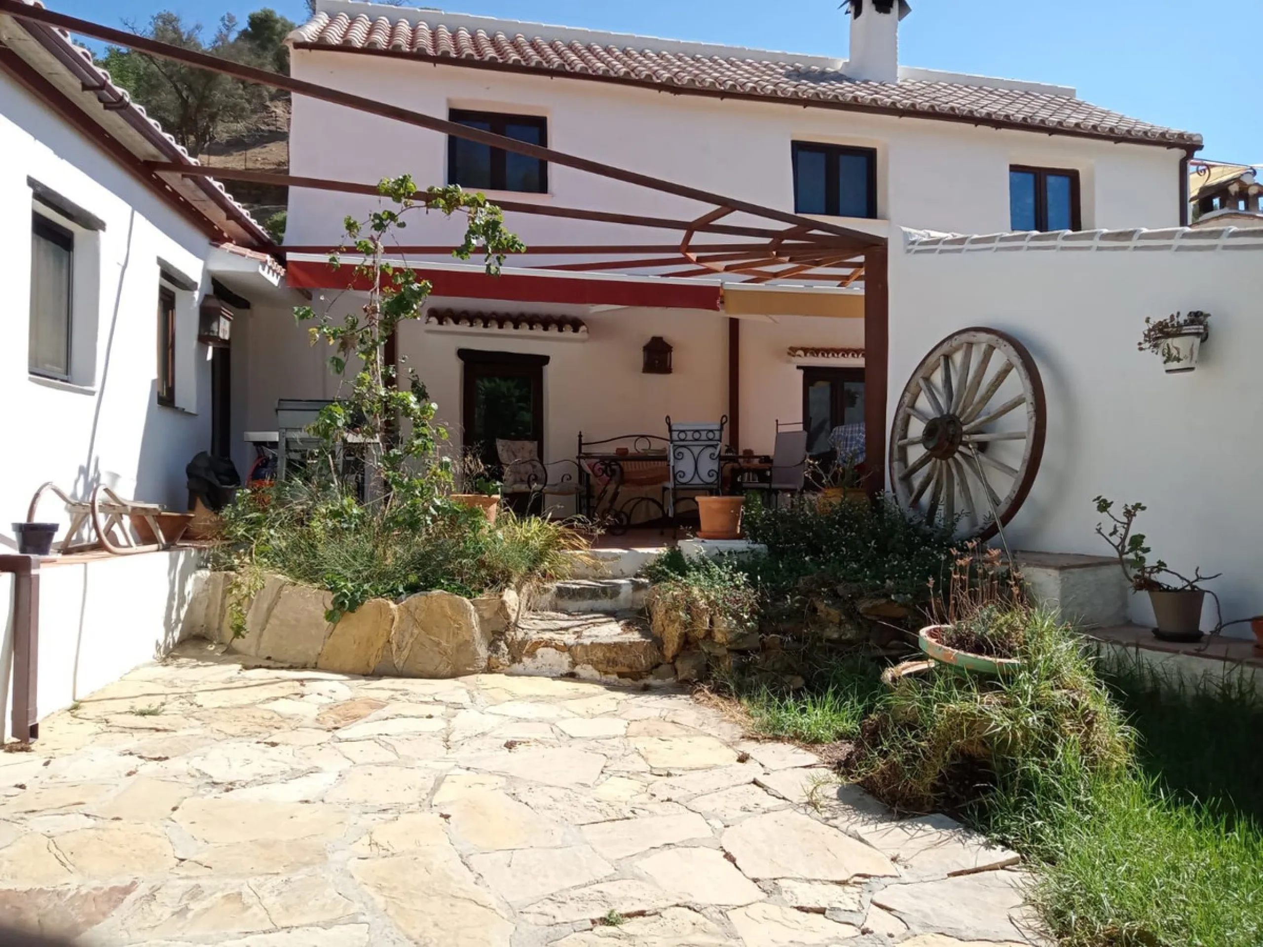 House - Finca - Cortijo в продаже в Casares, Málaga. В доме 4 спален и 2 ванных комнат. Площадь дома 175 м². Площадь участка 24990 м²