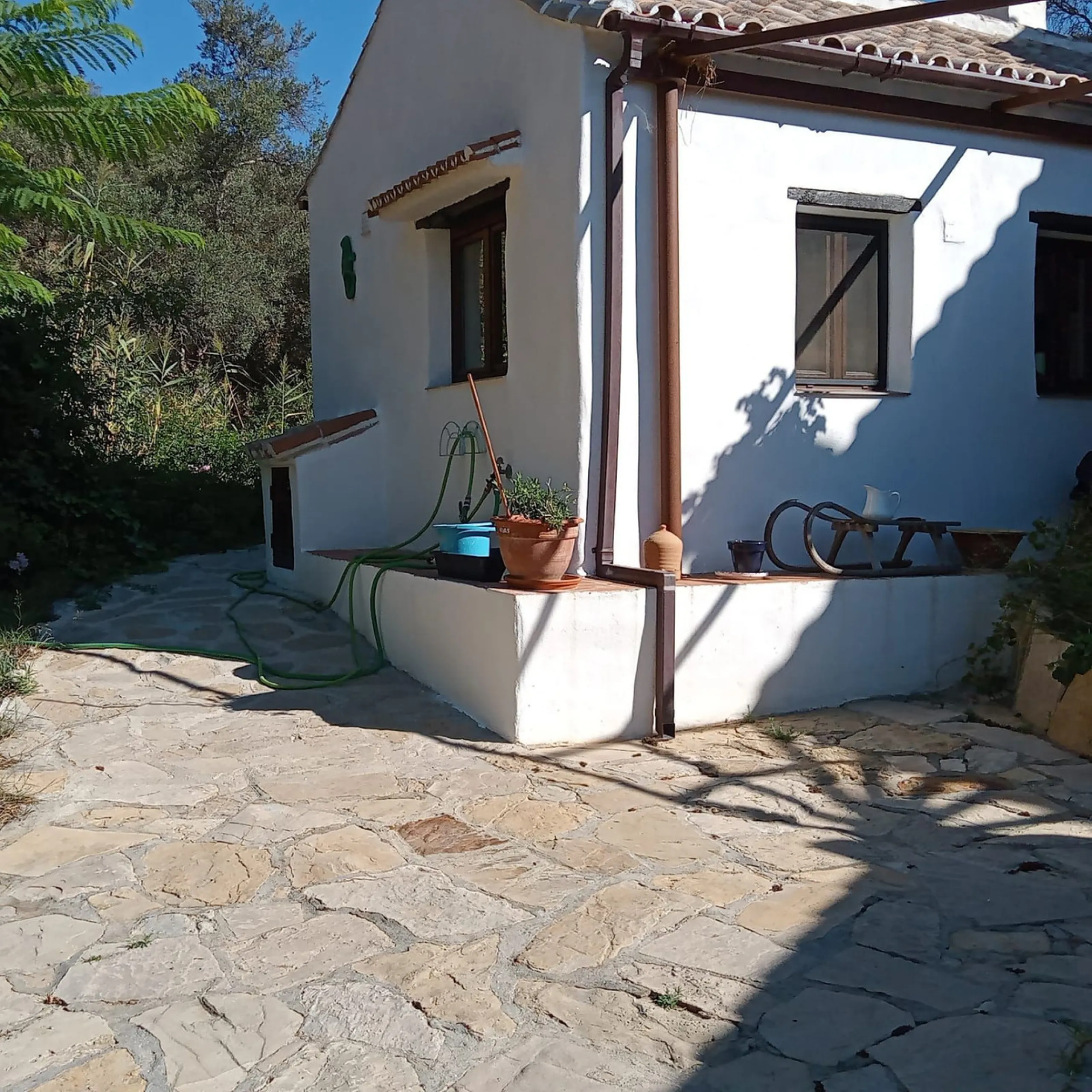 House - Finca - Cortijo в продаже в Casares, Málaga. В доме 4 спален и 2 ванных комнат. Площадь дома 175 м². Площадь участка 24990 м²