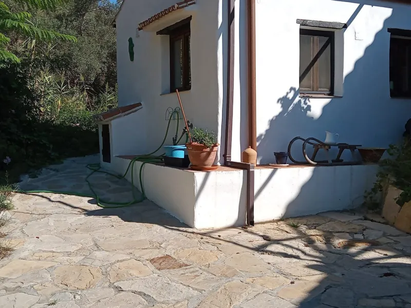 House - Finca - Cortijo в продаже в Casares, Málaga. В доме 4 спален и 2 ванных комнат. Площадь дома 175 м². Площадь участка 24990 м²
