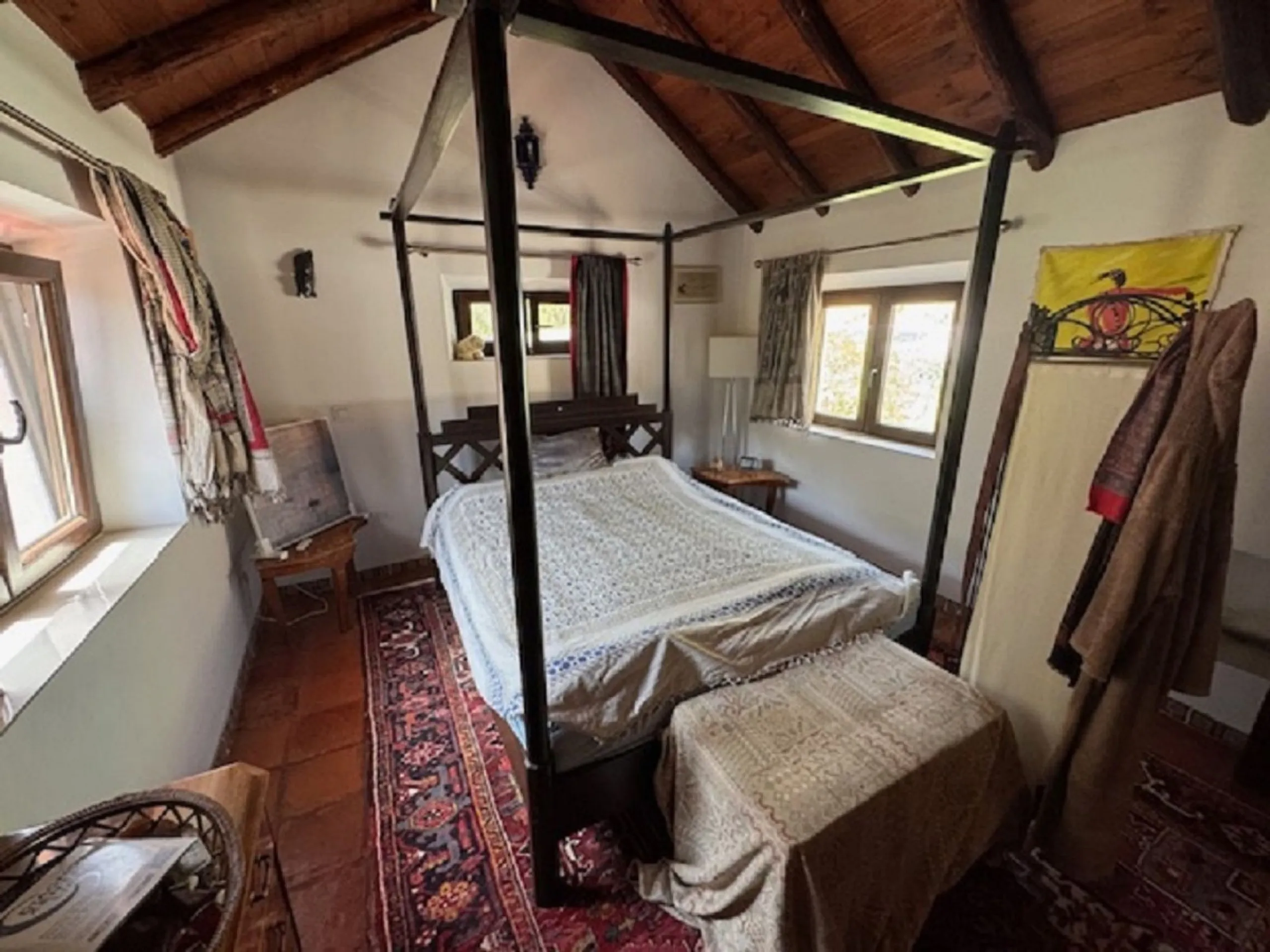 House - Finca - Cortijo в продаже в Casares, Málaga. В доме 4 спален и 2 ванных комнат. Площадь дома 175 м². Площадь участка 24990 м²