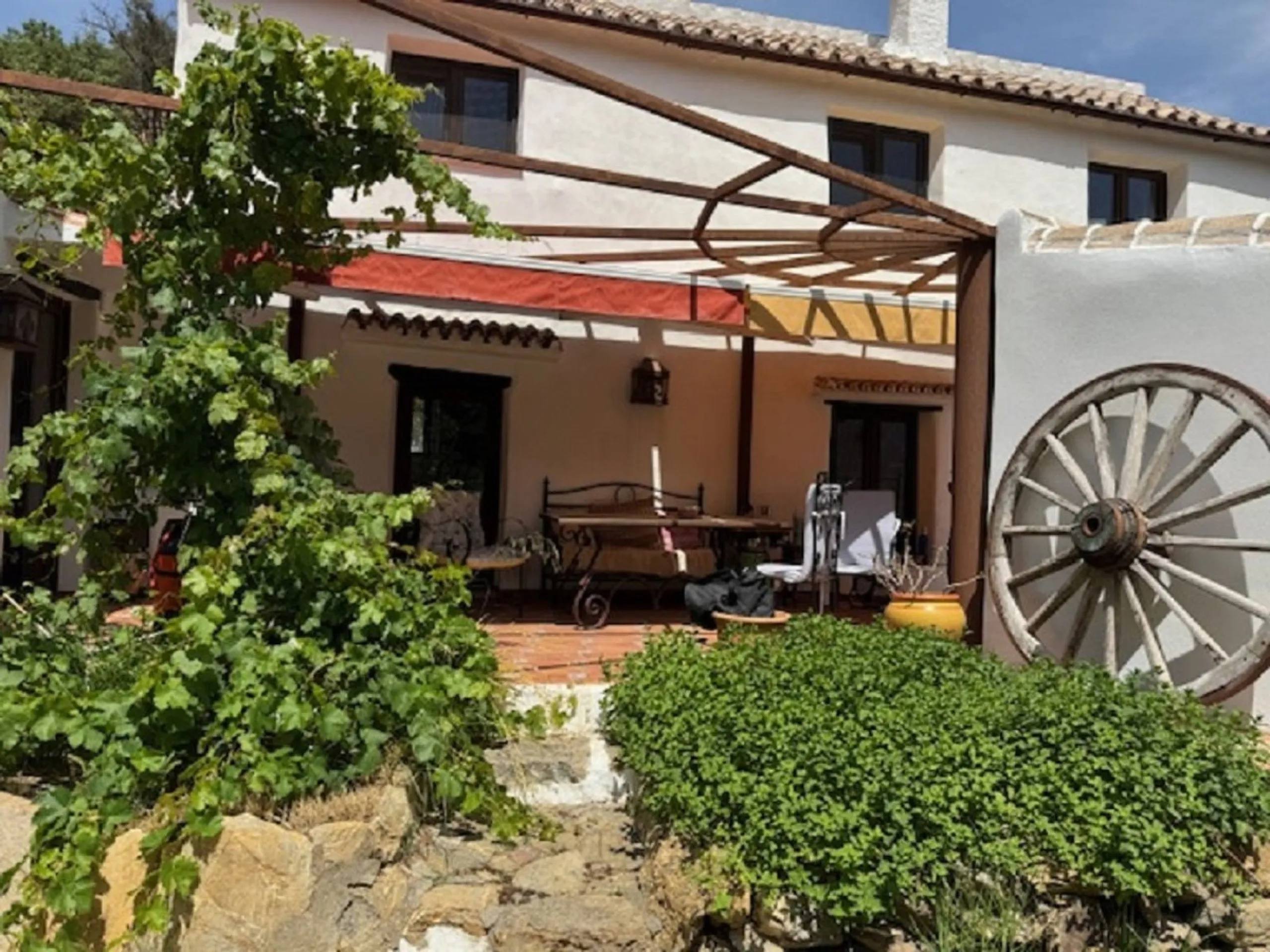 House - Finca - Cortijo в продаже в Casares, Málaga. В доме 4 спален и 2 ванных комнат. Площадь дома 175 м². Площадь участка 24990 м²