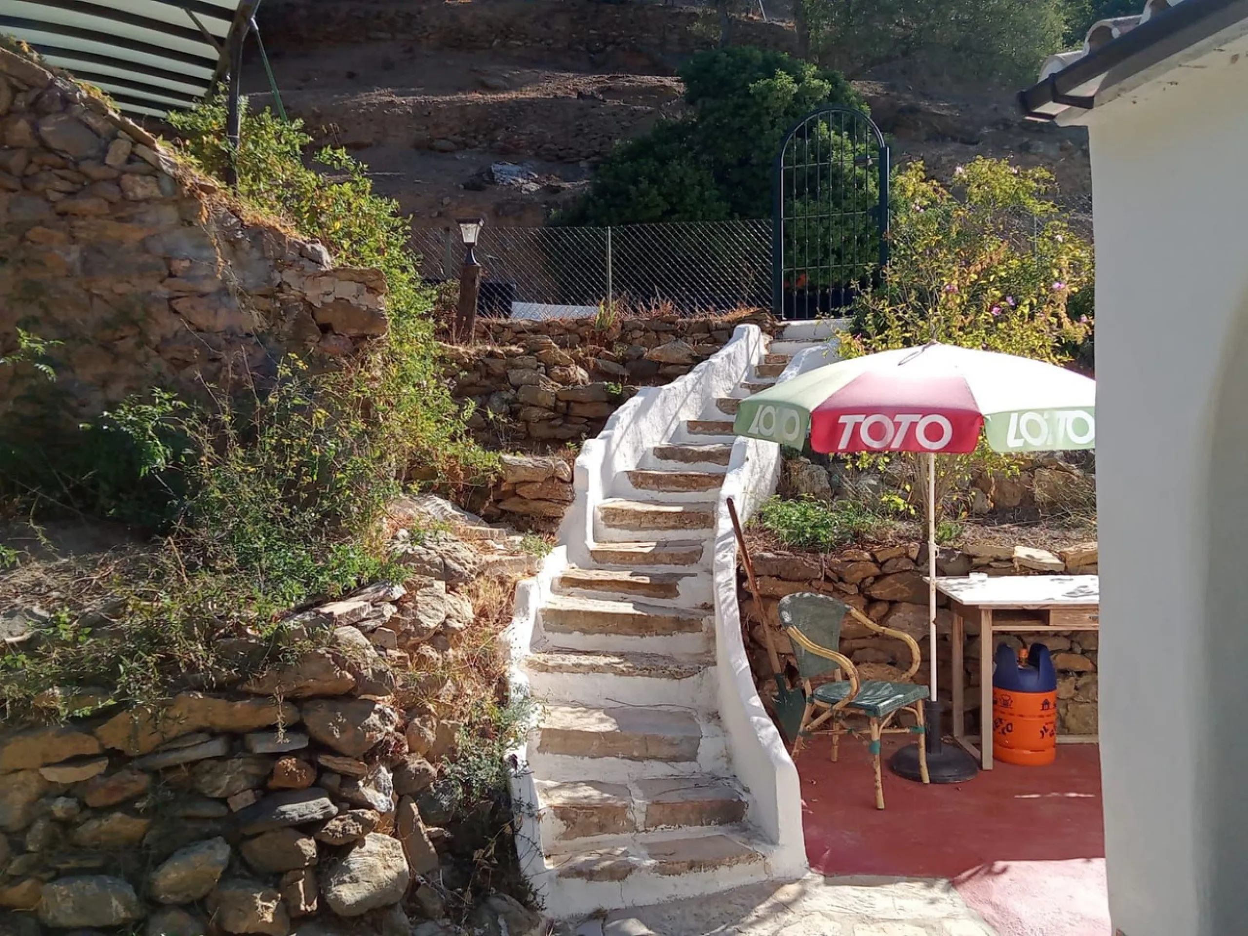 House - Finca - Cortijo в продаже в Casares, Málaga. В доме 4 спален и 2 ванных комнат. Площадь дома 175 м². Площадь участка 24990 м²