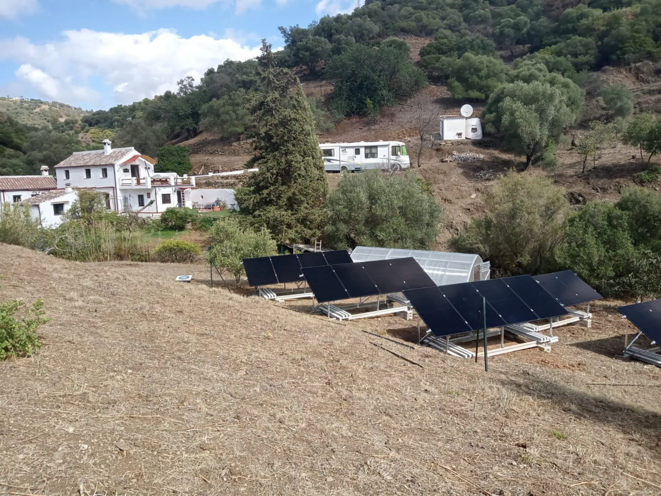 House - Finca - Cortijo в продаже в Casares, Málaga. В доме 4 спален и 2 ванных комнат. Площадь дома 175 м². Площадь участка 24990 м²
