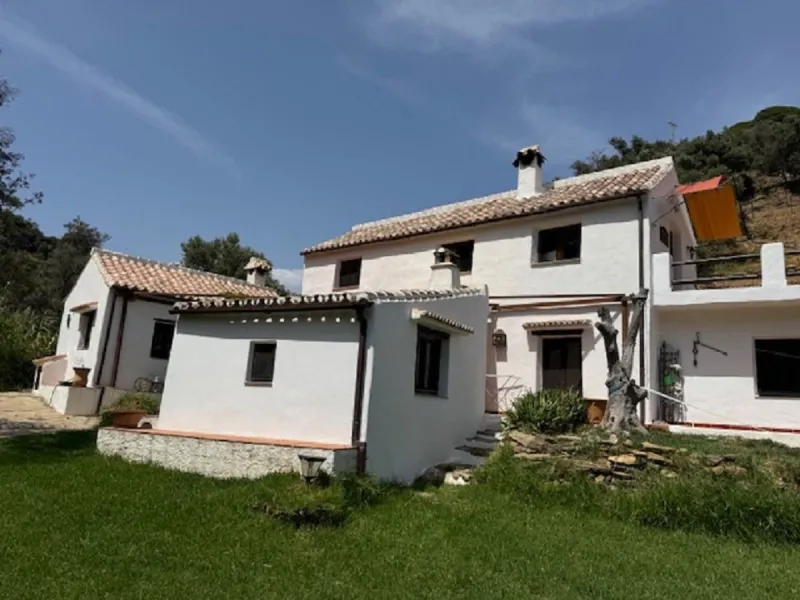 House - Finca - Cortijo в продаже в Casares, Málaga. В доме 4 спален и 2 ванных комнат. Площадь дома 175 м². Площадь участка 24990 м²