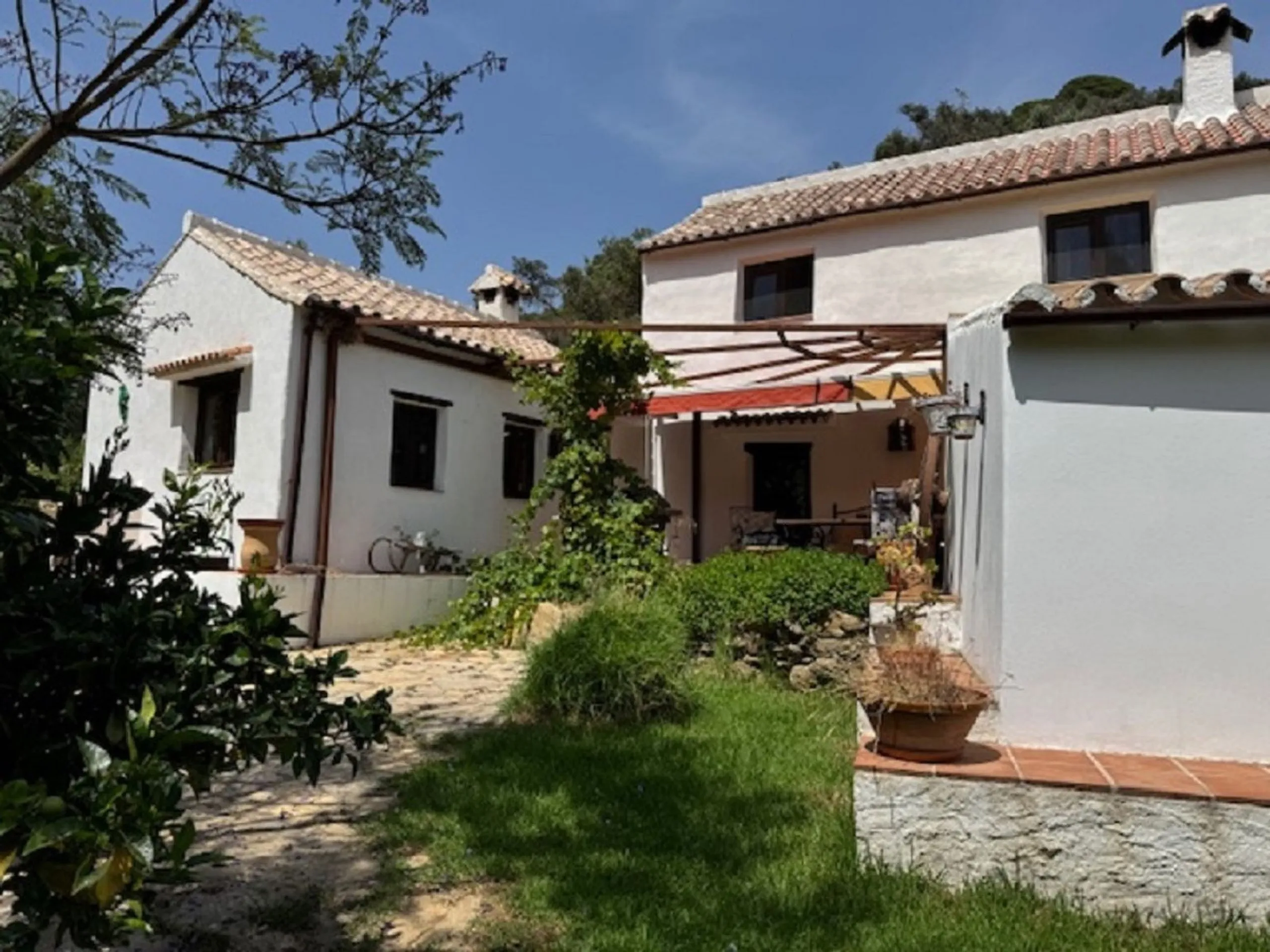 House - Finca - Cortijo в продаже в Casares, Málaga. В доме 4 спален и 2 ванных комнат. Площадь дома 175 м². Площадь участка 24990 м²