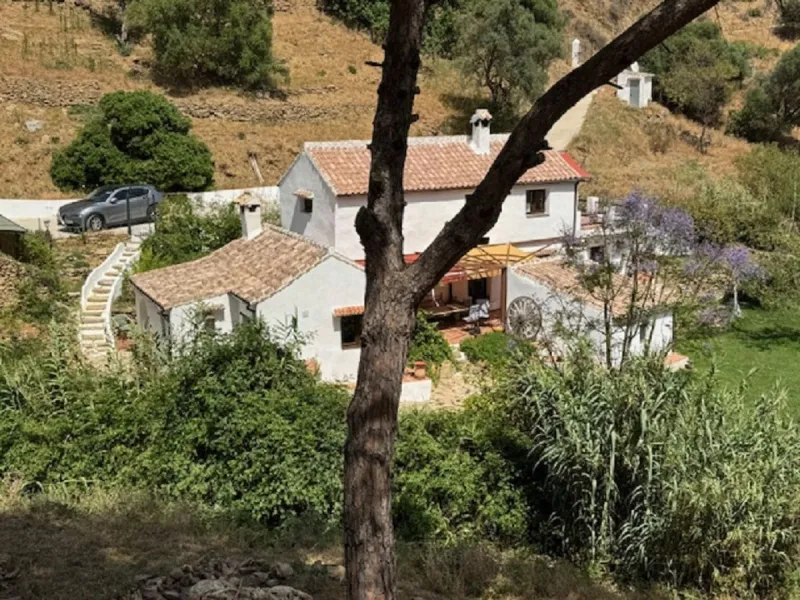 House - Finca - Cortijo в продаже в Casares, Málaga. В доме 4 спален и 2 ванных комнат. Площадь дома 175 м². Площадь участка 24990 м²