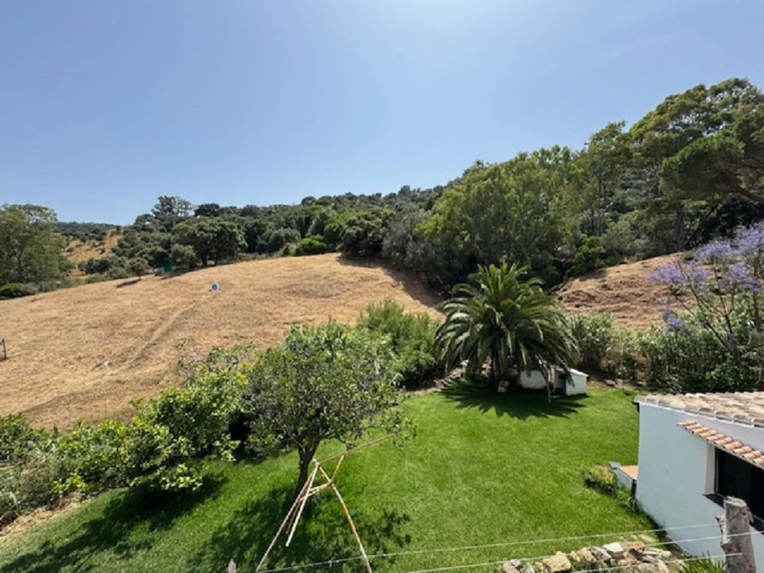 House - Finca - Cortijo в продаже в Casares, Málaga. В доме 4 спален и 2 ванных комнат. Площадь дома 175 м². Площадь участка 24990 м²