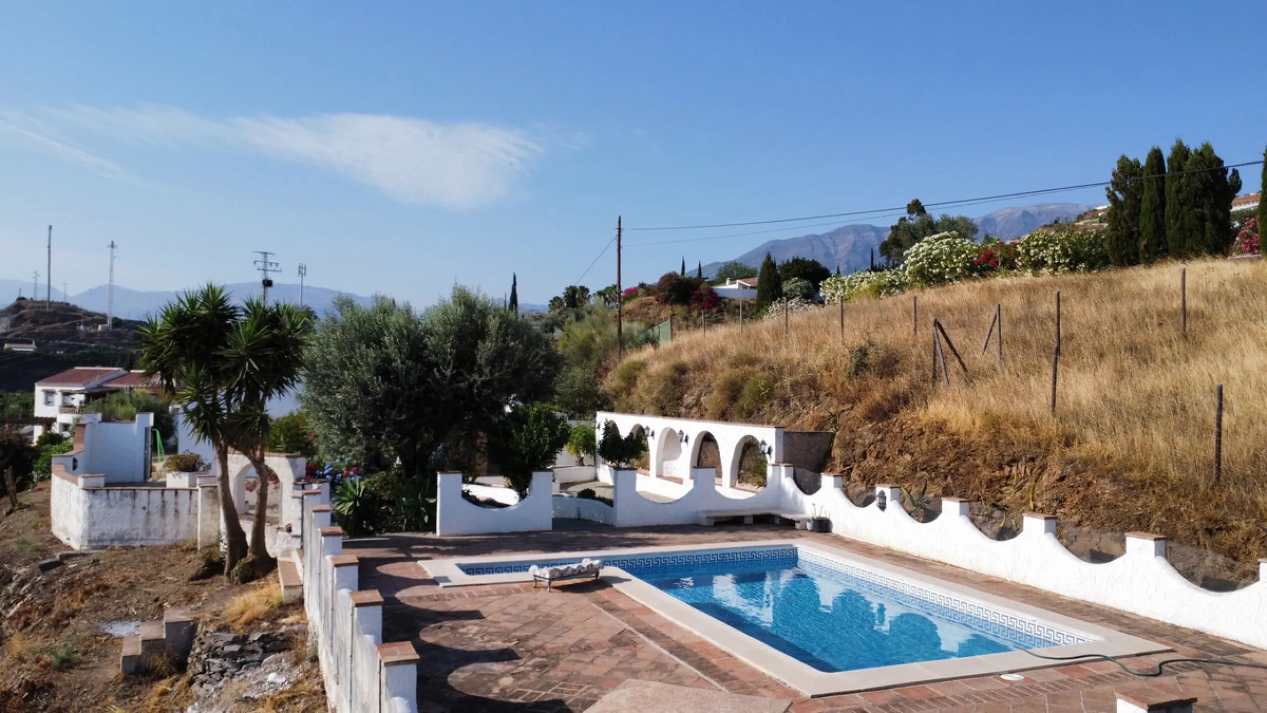This delightful Spanish villa, located in Viñuela, Málaga, offers a perfect blend of traditional charm and modern comfort. The single-story property spans 167 m2 and features three bedrooms, including a spacious 13.9 m2 primary bedroom, and two bathrooms.