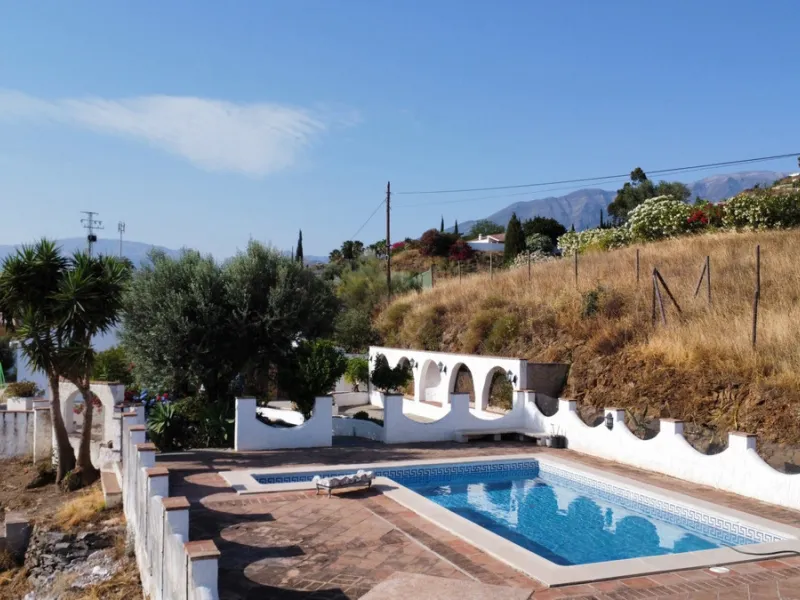 This delightful Spanish villa, located in Viñuela, Málaga, offers a perfect blend of traditional charm and modern comfort. The single-story property spans 167 m2 and features three bedrooms, including a spacious 13.9 m2 primary bedroom, and two bathrooms.