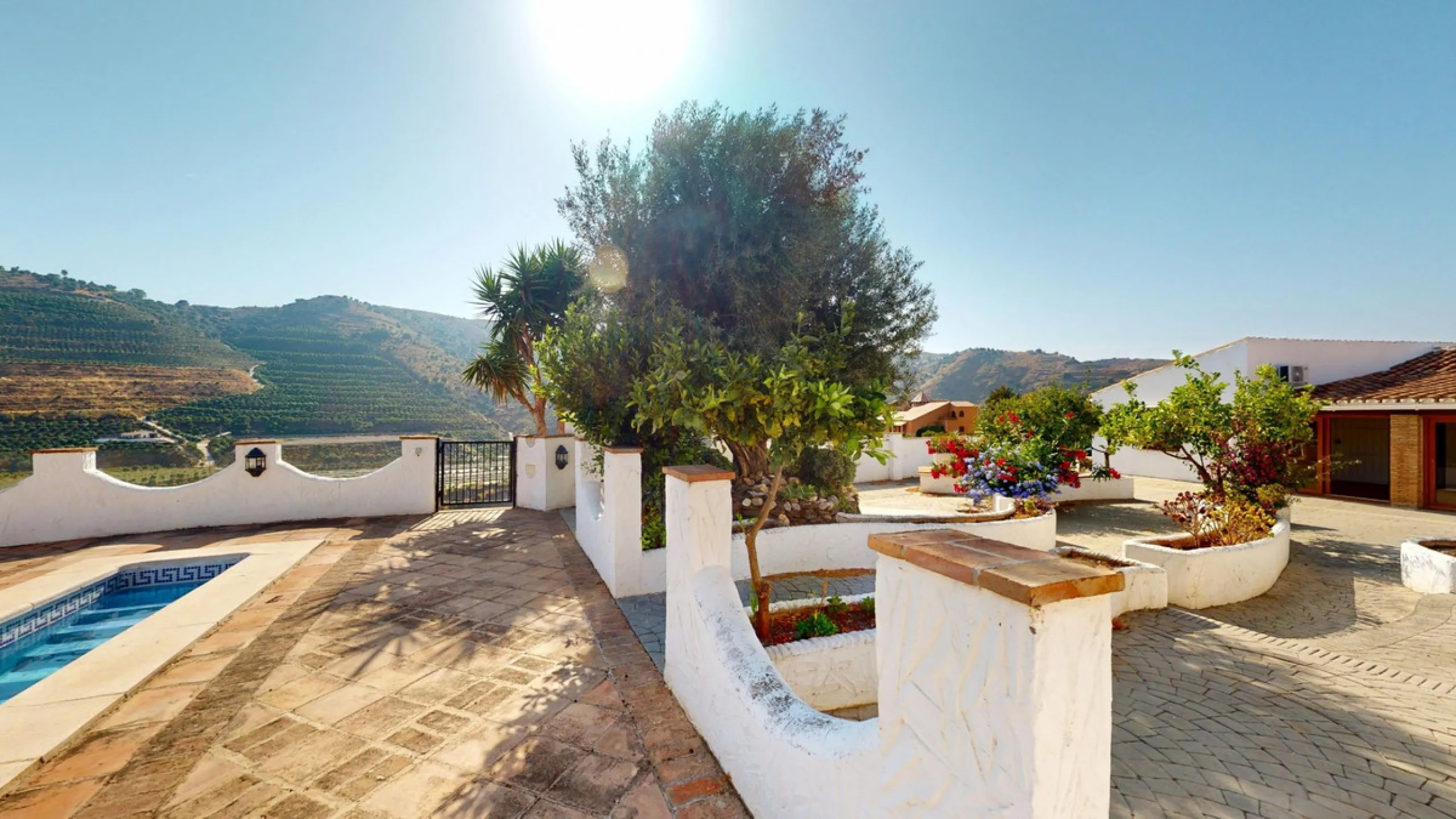 This delightful Spanish villa, located in Viñuela, Málaga, offers a perfect blend of traditional charm and modern comfort. The single-story property spans 167 m2 and features three bedrooms, including a spacious 13.9 m2 primary bedroom, and two bathrooms.