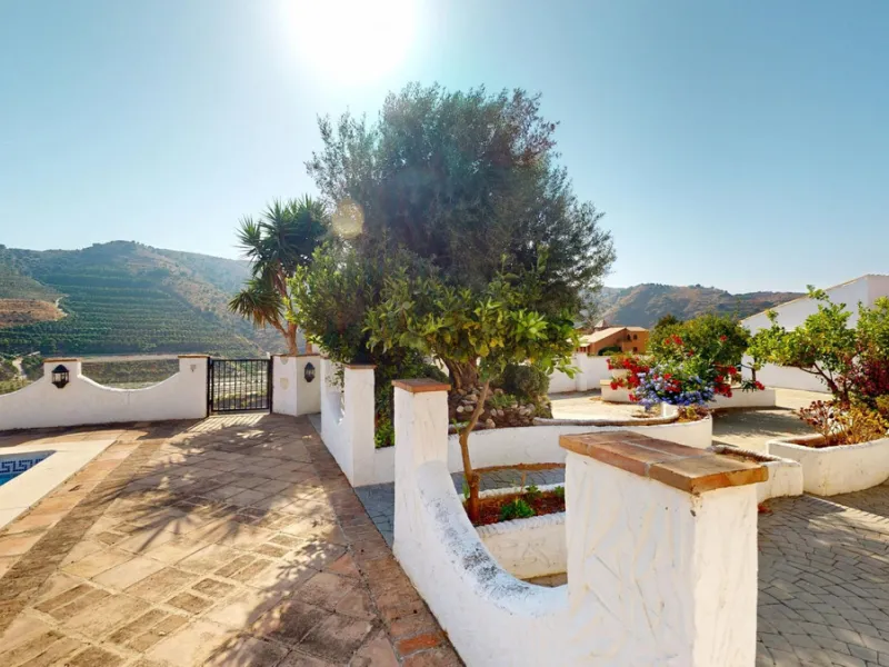 This delightful Spanish villa, located in Viñuela, Málaga, offers a perfect blend of traditional charm and modern comfort. The single-story property spans 167 m2 and features three bedrooms, including a spacious 13.9 m2 primary bedroom, and two bathrooms.