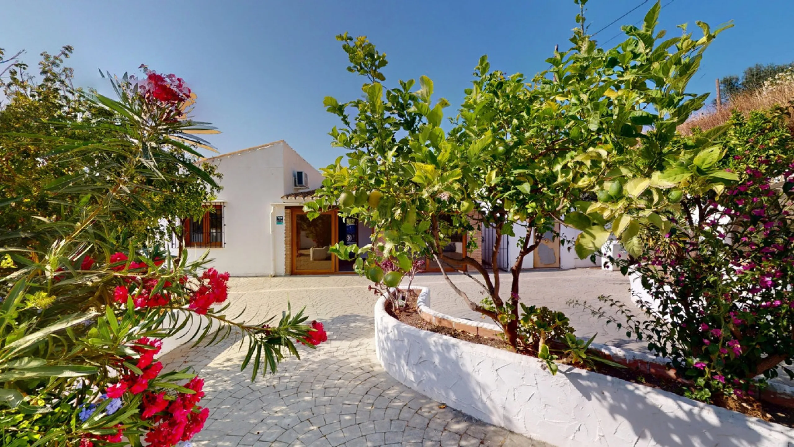 This delightful Spanish villa, located in Viñuela, Málaga, offers a perfect blend of traditional charm and modern comfort. The single-story property spans 167 m2 and features three bedrooms, including a spacious 13.9 m2 primary bedroom, and two bathrooms.
