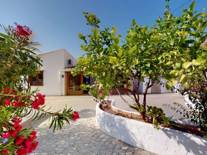 This delightful Spanish villa, located in Viñuela, Málaga, offers a perfect blend of traditional charm and modern comfort. The single-story property spans 167 m2 and features three bedrooms, including a spacious 13.9 m2 primary bedroom, and two bathrooms.