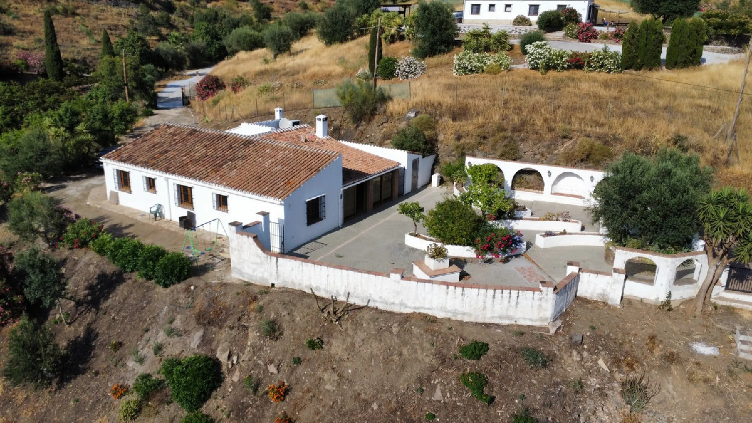 This delightful Spanish villa, located in Viñuela, Málaga, offers a perfect blend of traditional charm and modern comfort. The single-story property spans 167 m2 and features three bedrooms, including a spacious 13.9 m2 primary bedroom, and two bathrooms.