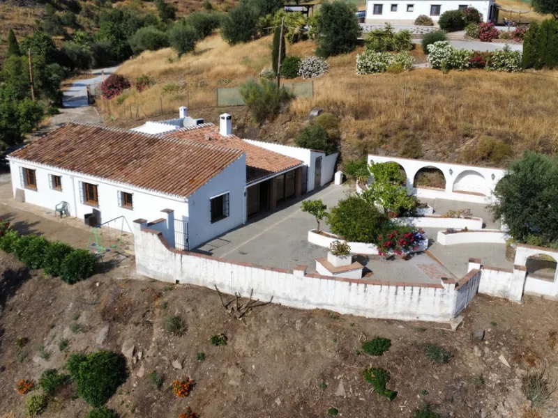 This delightful Spanish villa, located in Viñuela, Málaga, offers a perfect blend of traditional charm and modern comfort. The single-story property spans 167 m2 and features three bedrooms, including a spacious 13.9 m2 primary bedroom, and two bathrooms.