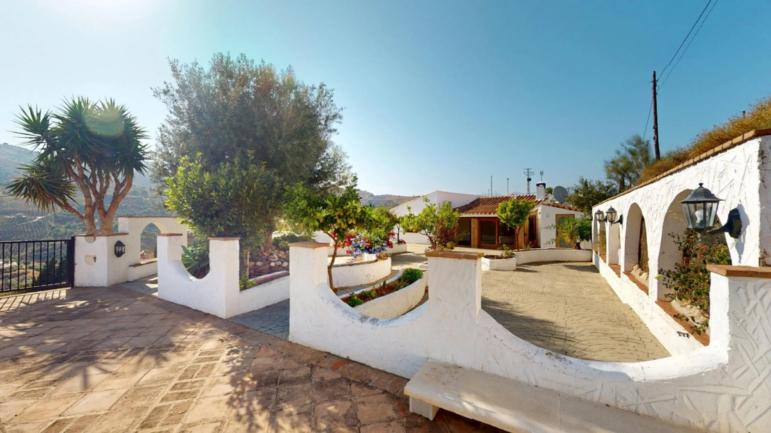 This delightful Spanish villa, located in Viñuela, Málaga, offers a perfect blend of traditional charm and modern comfort. The single-story property spans 167 m2 and features three bedrooms, including a spacious 13.9 m2 primary bedroom, and two bathrooms.