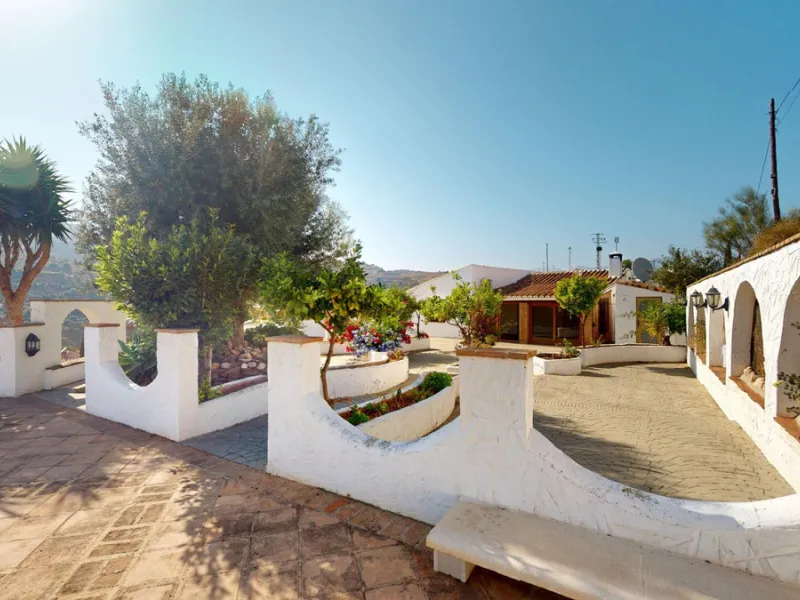 This delightful Spanish villa, located in Viñuela, Málaga, offers a perfect blend of traditional charm and modern comfort. The single-story property spans 167 m2 and features three bedrooms, including a spacious 13.9 m2 primary bedroom, and two bathrooms.