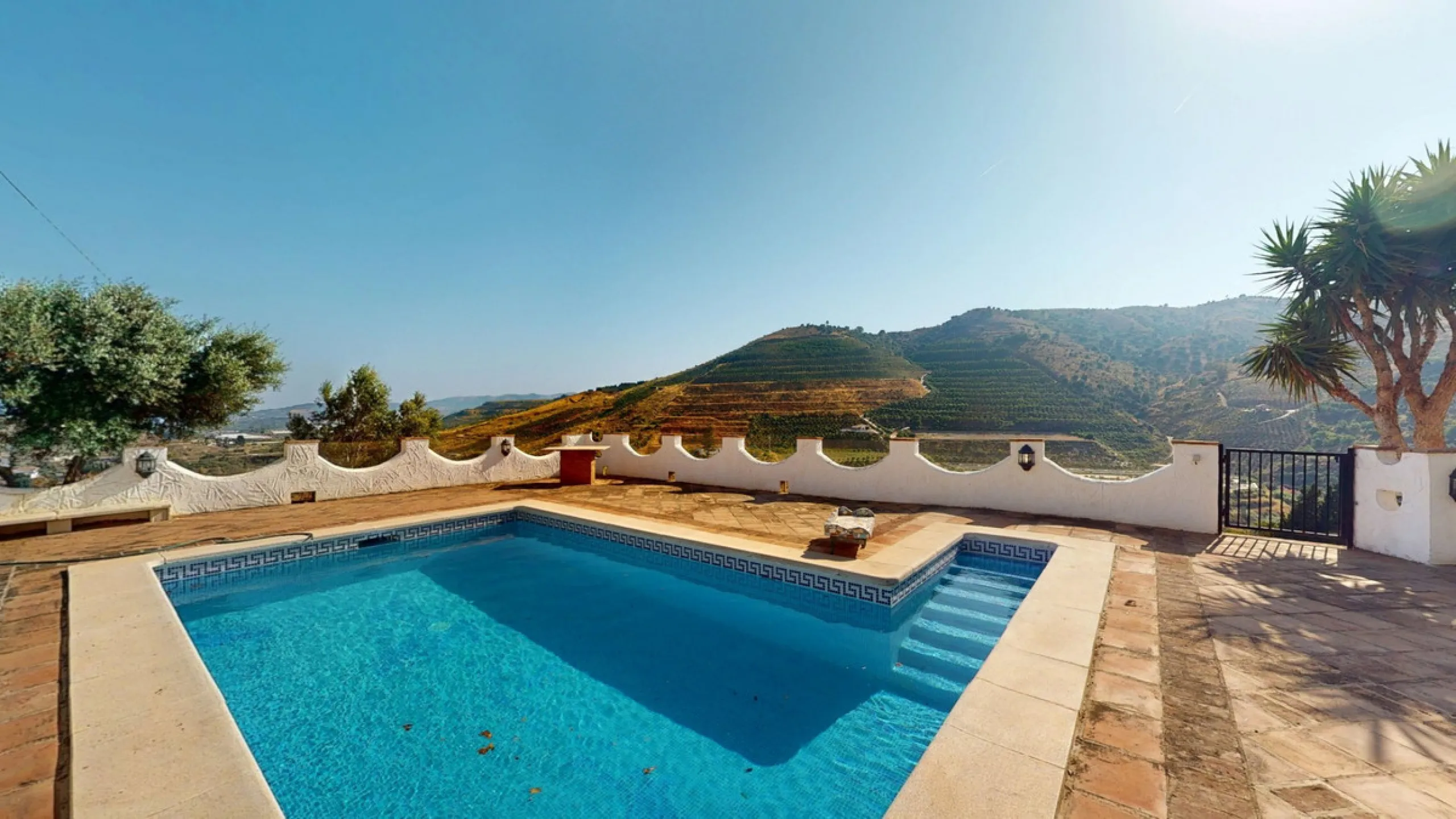 This delightful Spanish villa, located in Viñuela, Málaga, offers a perfect blend of traditional charm and modern comfort. The single-story property spans 167 m2 and features three bedrooms, including a spacious 13.9 m2 primary bedroom, and two bathrooms.