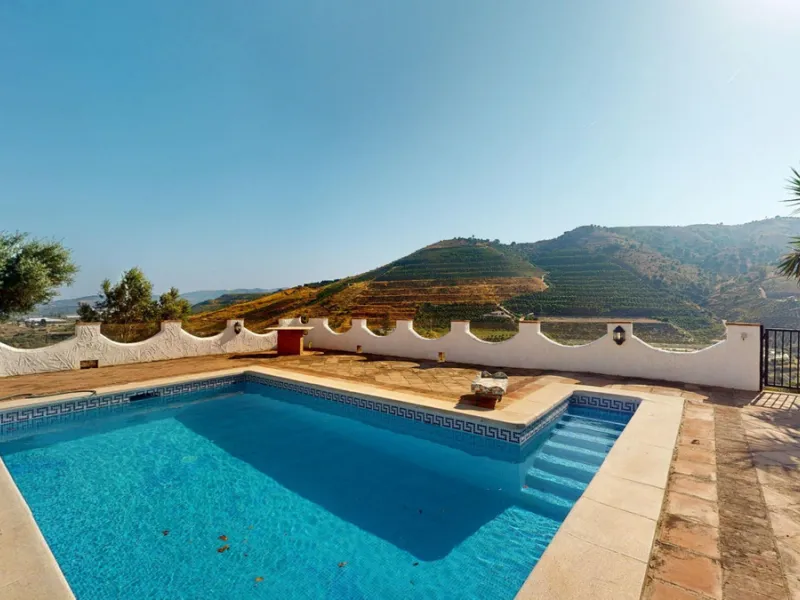 This delightful Spanish villa, located in Viñuela, Málaga, offers a perfect blend of traditional charm and modern comfort. The single-story property spans 167 m2 and features three bedrooms, including a spacious 13.9 m2 primary bedroom, and two bathrooms.