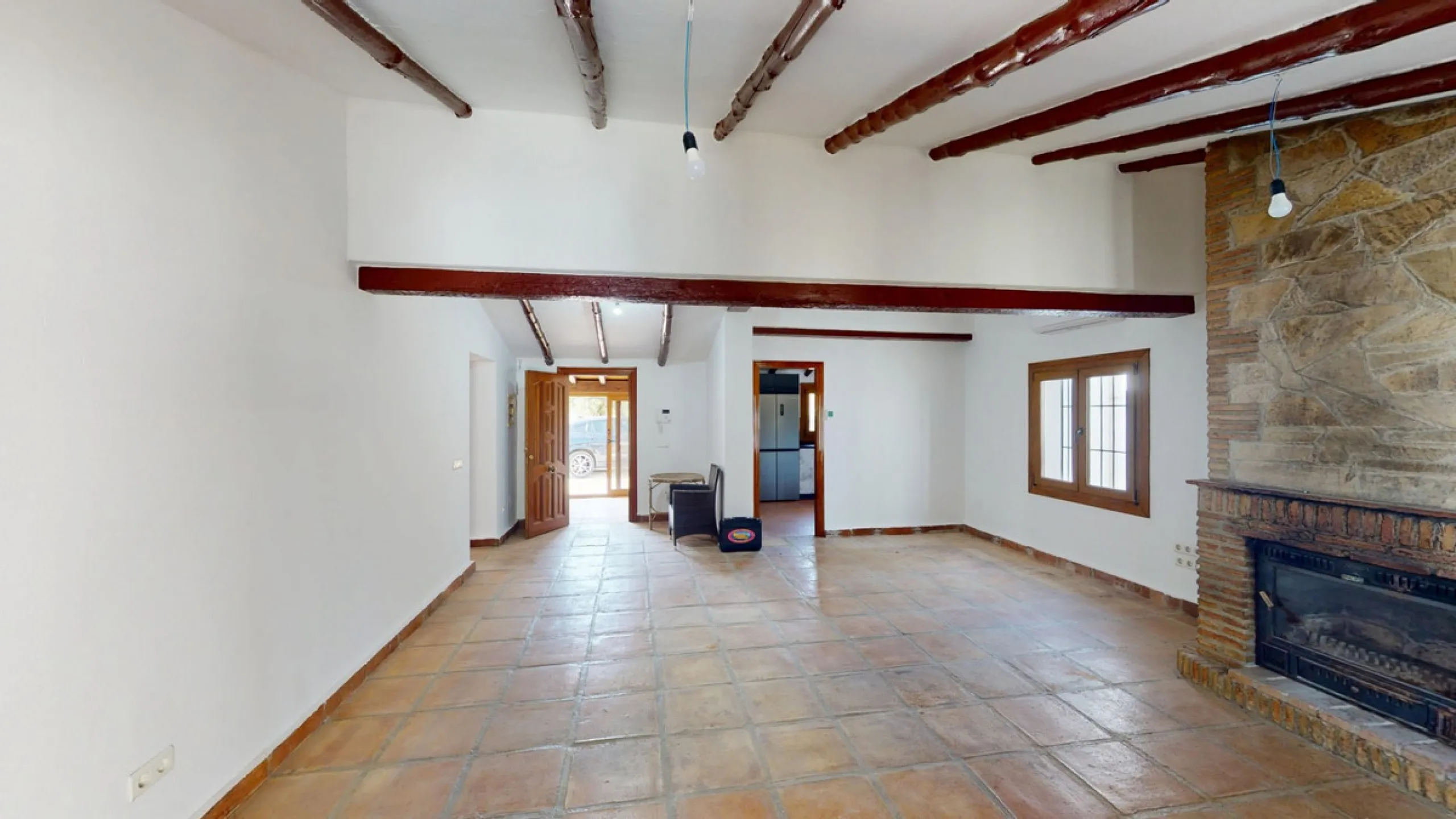 This delightful Spanish villa, located in Viñuela, Málaga, offers a perfect blend of traditional charm and modern comfort. The single-story property spans 167 m2 and features three bedrooms, including a spacious 13.9 m2 primary bedroom, and two bathrooms.
