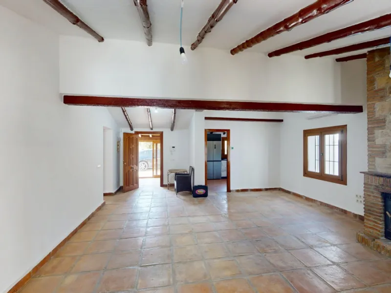 This delightful Spanish villa, located in Viñuela, Málaga, offers a perfect blend of traditional charm and modern comfort. The single-story property spans 167 m2 and features three bedrooms, including a spacious 13.9 m2 primary bedroom, and two bathrooms.