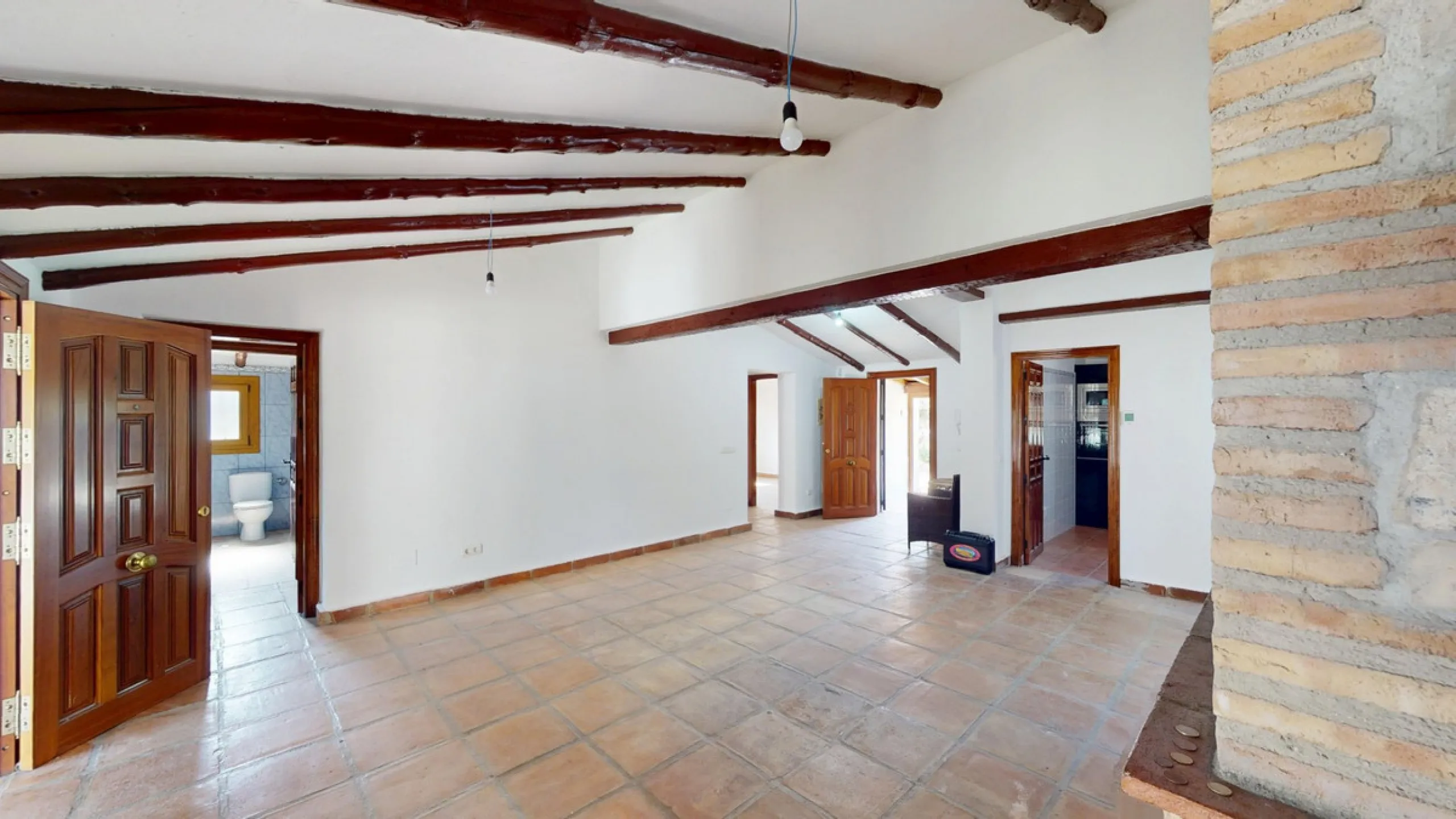 This delightful Spanish villa, located in Viñuela, Málaga, offers a perfect blend of traditional charm and modern comfort. The single-story property spans 167 m2 and features three bedrooms, including a spacious 13.9 m2 primary bedroom, and two bathrooms.