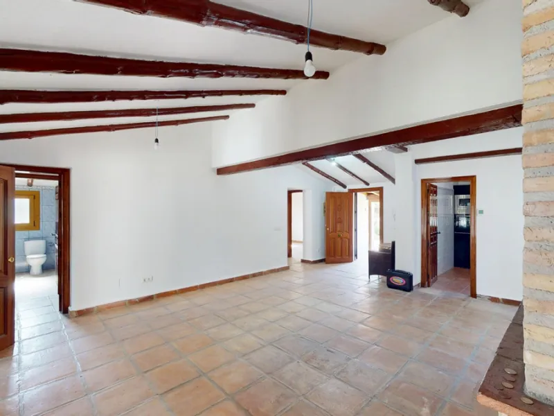 This delightful Spanish villa, located in Viñuela, Málaga, offers a perfect blend of traditional charm and modern comfort. The single-story property spans 167 m2 and features three bedrooms, including a spacious 13.9 m2 primary bedroom, and two bathrooms.