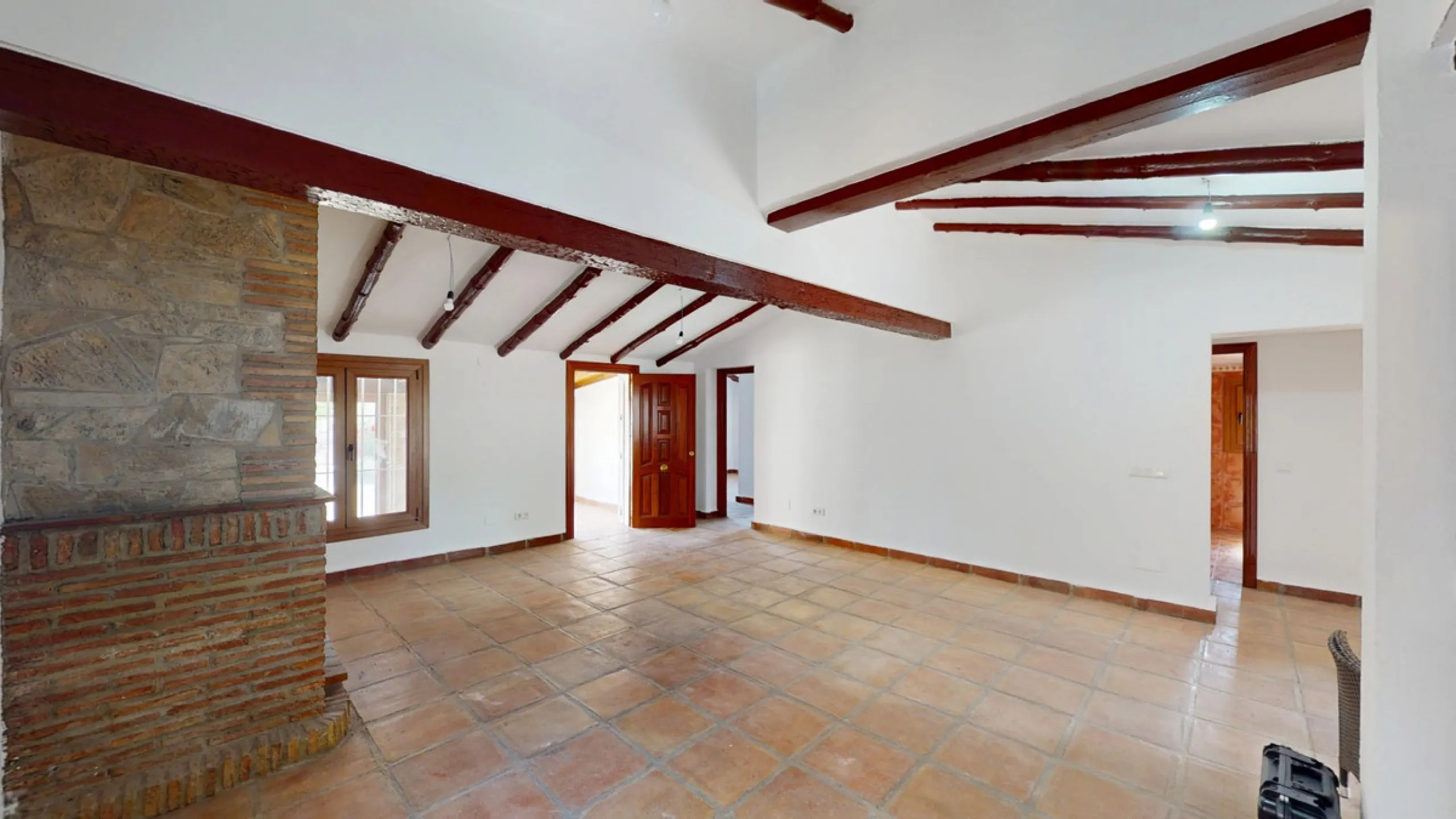 This delightful Spanish villa, located in Viñuela, Málaga, offers a perfect blend of traditional charm and modern comfort. The single-story property spans 167 m2 and features three bedrooms, including a spacious 13.9 m2 primary bedroom, and two bathrooms.