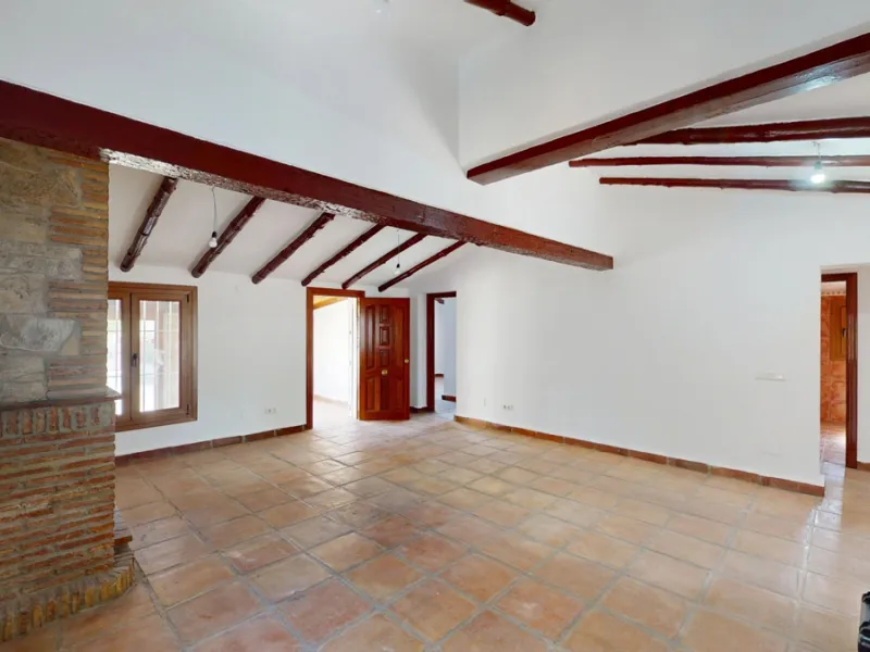This delightful Spanish villa, located in Viñuela, Málaga, offers a perfect blend of traditional charm and modern comfort. The single-story property spans 167 m2 and features three bedrooms, including a spacious 13.9 m2 primary bedroom, and two bathrooms.