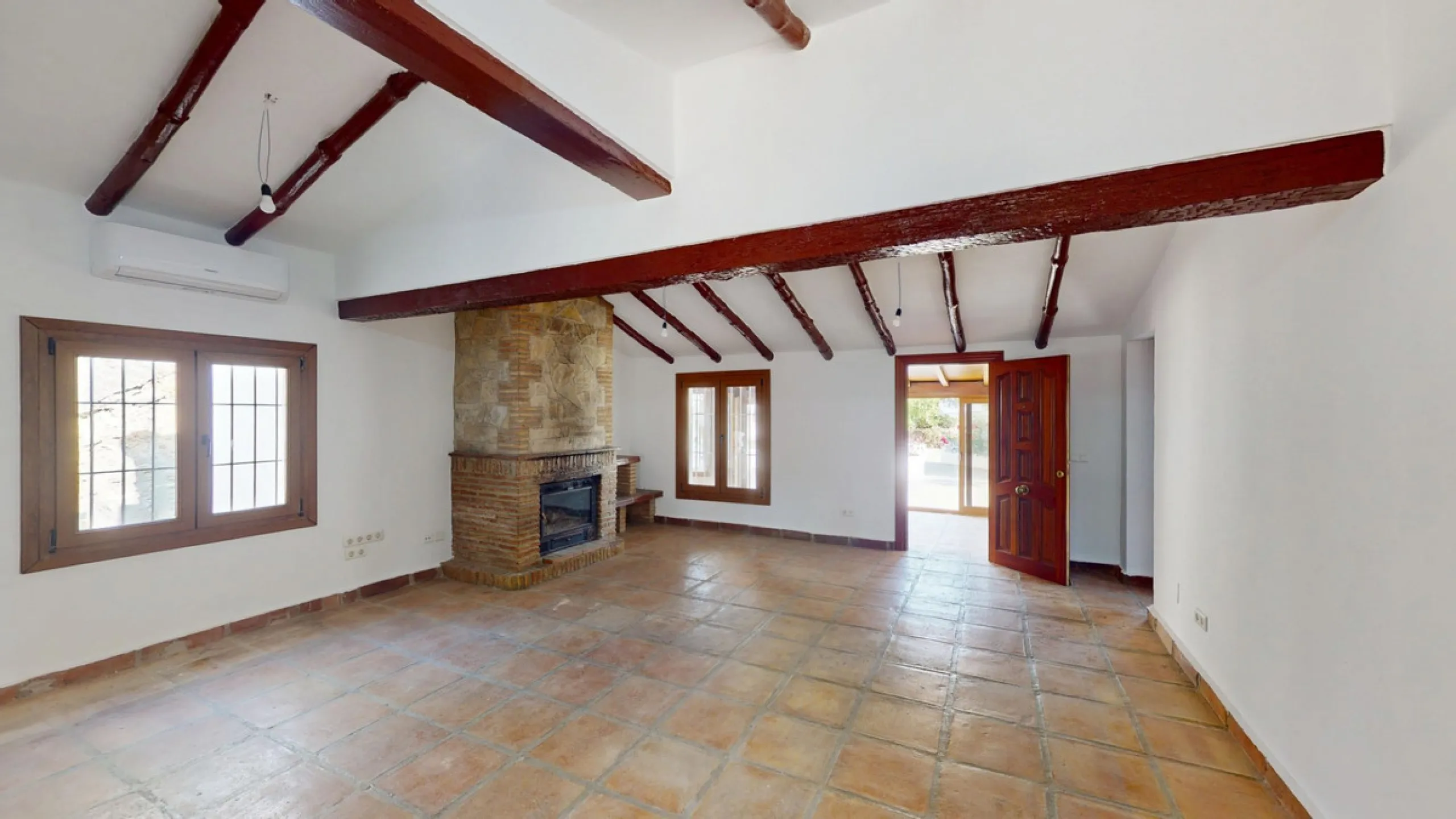 This delightful Spanish villa, located in Viñuela, Málaga, offers a perfect blend of traditional charm and modern comfort. The single-story property spans 167 m2 and features three bedrooms, including a spacious 13.9 m2 primary bedroom, and two bathrooms.