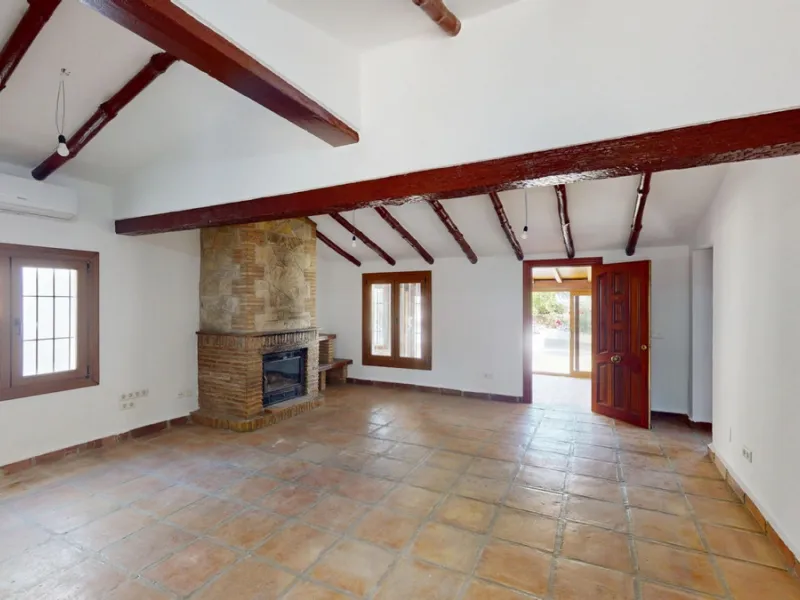 This delightful Spanish villa, located in Viñuela, Málaga, offers a perfect blend of traditional charm and modern comfort. The single-story property spans 167 m2 and features three bedrooms, including a spacious 13.9 m2 primary bedroom, and two bathrooms.
