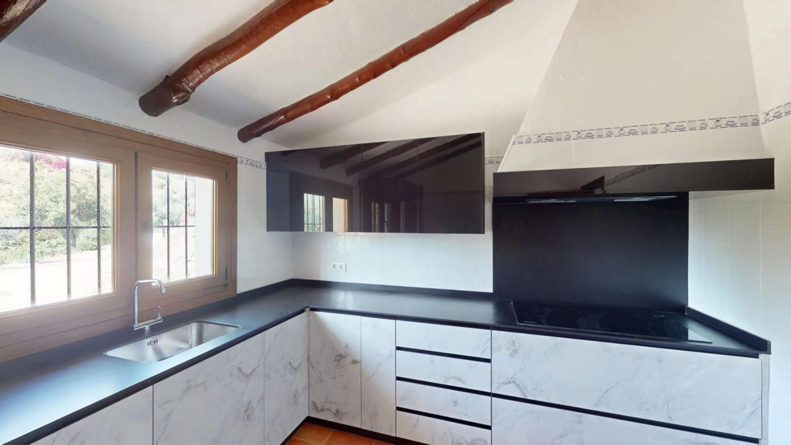 This delightful Spanish villa, located in Viñuela, Málaga, offers a perfect blend of traditional charm and modern comfort. The single-story property spans 167 m2 and features three bedrooms, including a spacious 13.9 m2 primary bedroom, and two bathrooms.