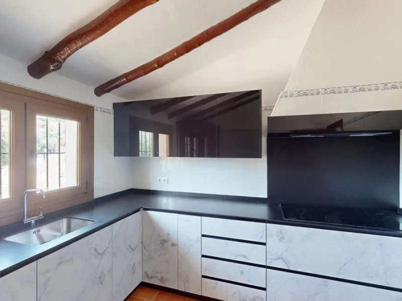 This delightful Spanish villa, located in Viñuela, Málaga, offers a perfect blend of traditional charm and modern comfort. The single-story property spans 167 m2 and features three bedrooms, including a spacious 13.9 m2 primary bedroom, and two bathrooms.